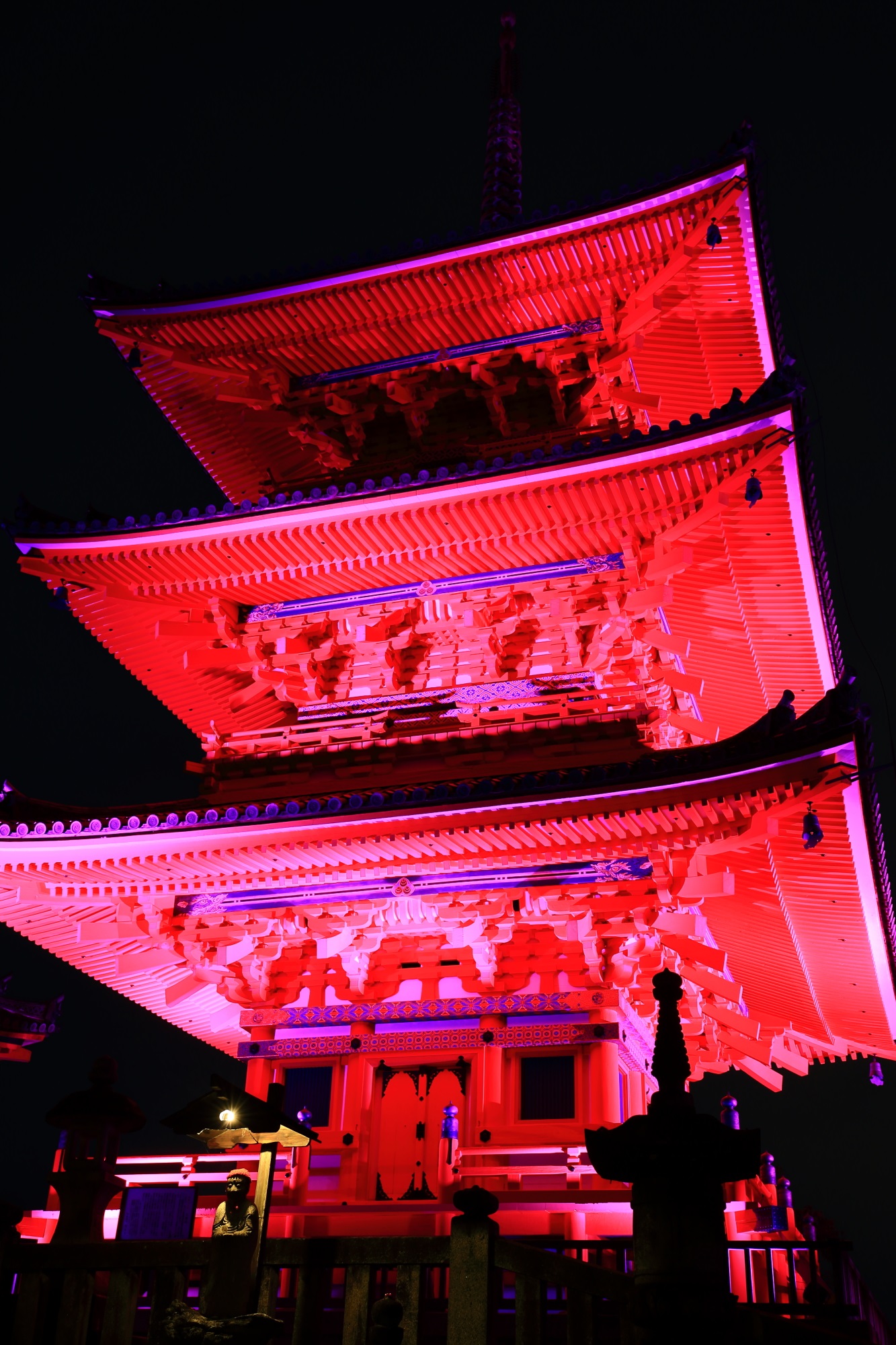 清水寺のピンクリボンライトアップの三重塔
