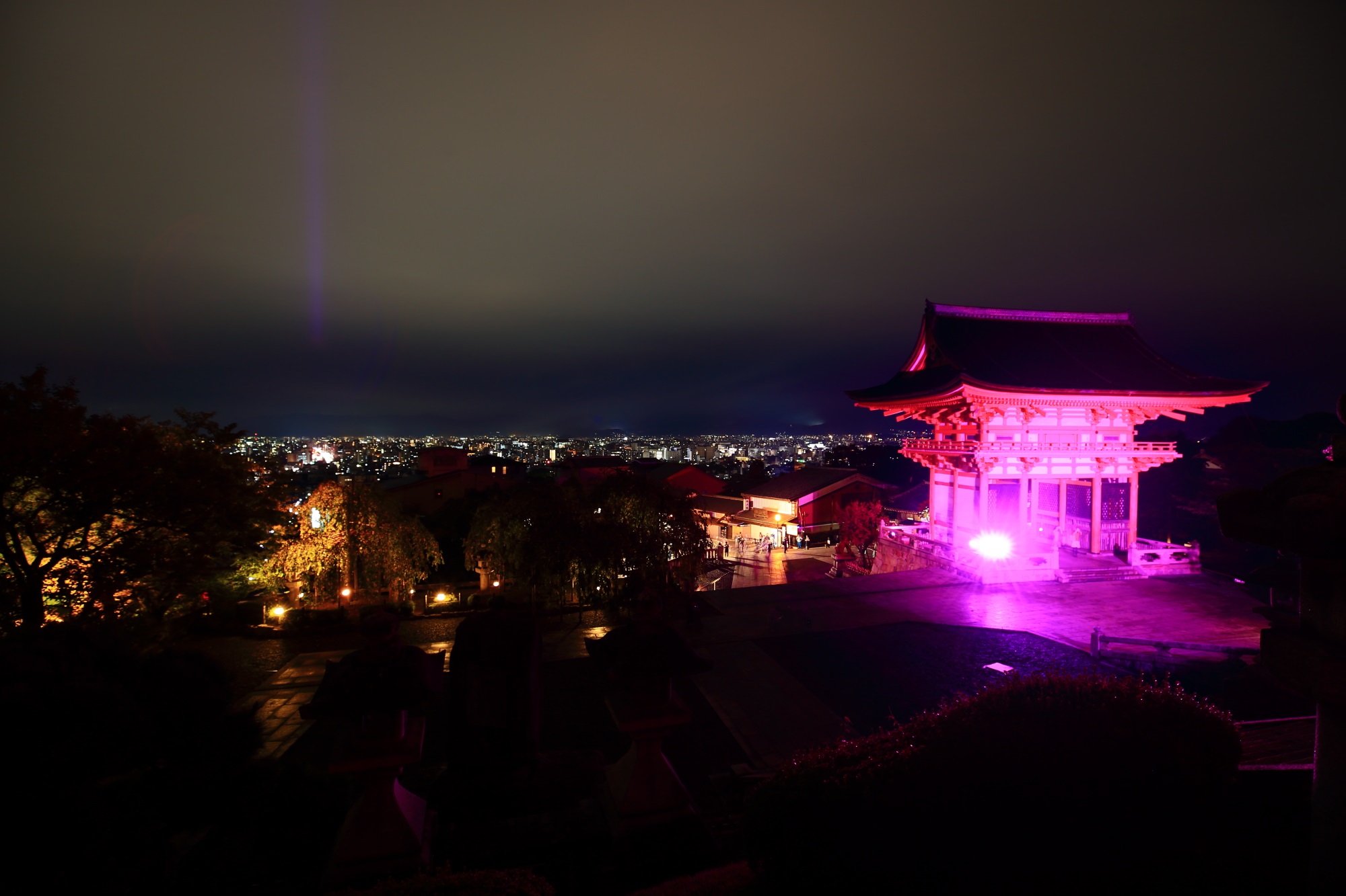 清水寺の仁王門のピンクリボンライトアップと京都市内の夜景