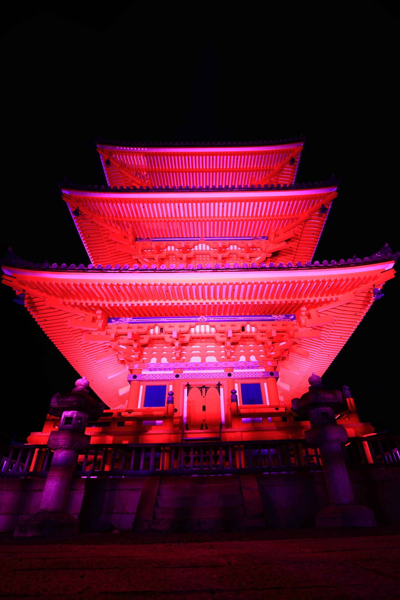 清水寺の三重塔のピンクリボンライトアップ 2015年10月