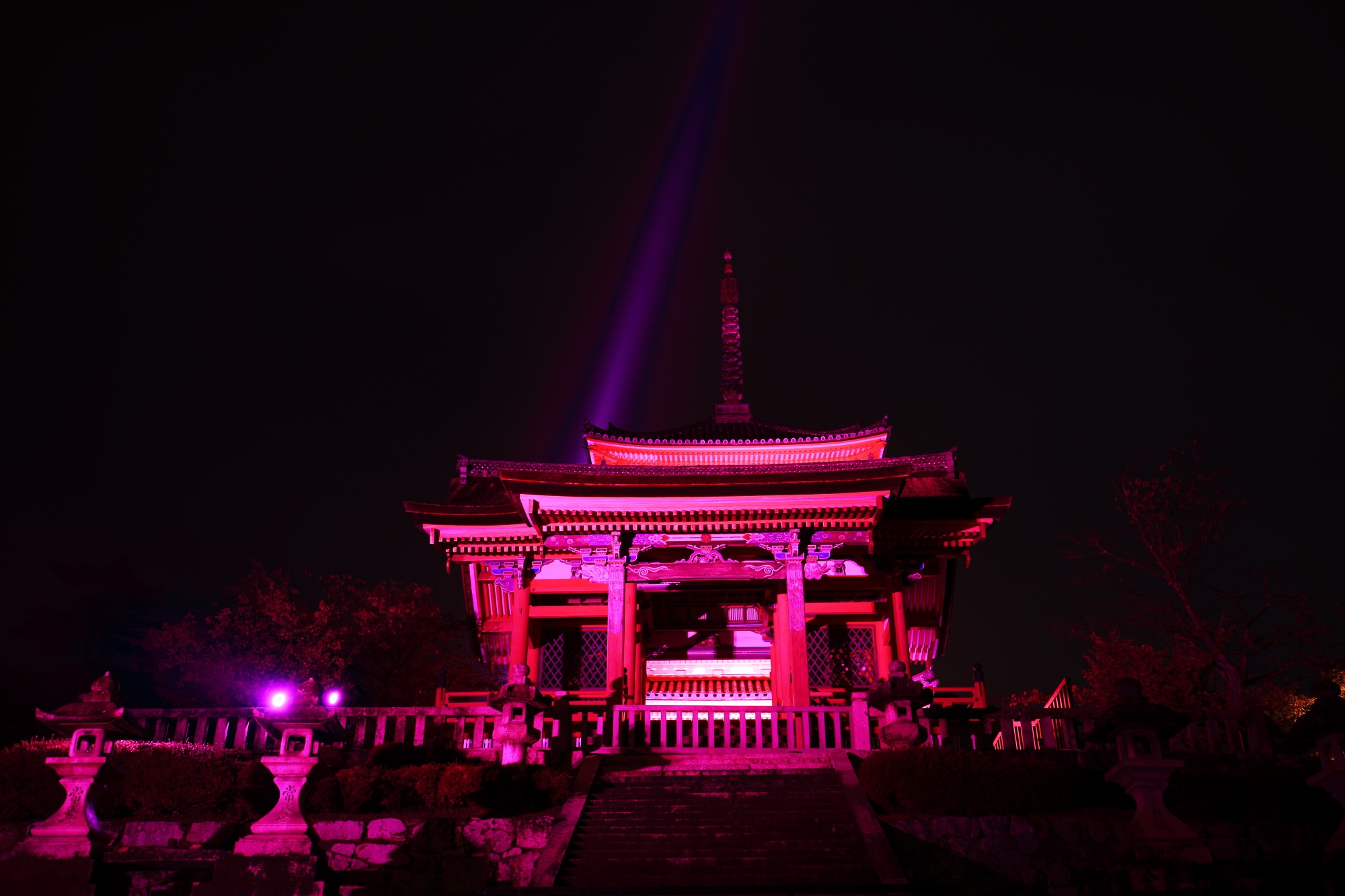 清水寺の西門のピンクリボンライトアップ