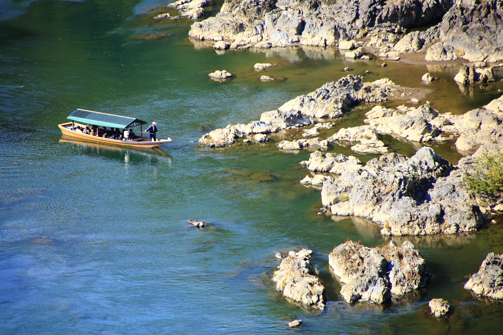 嵐山公園 亀山地区展望台から眺める保津川と舟