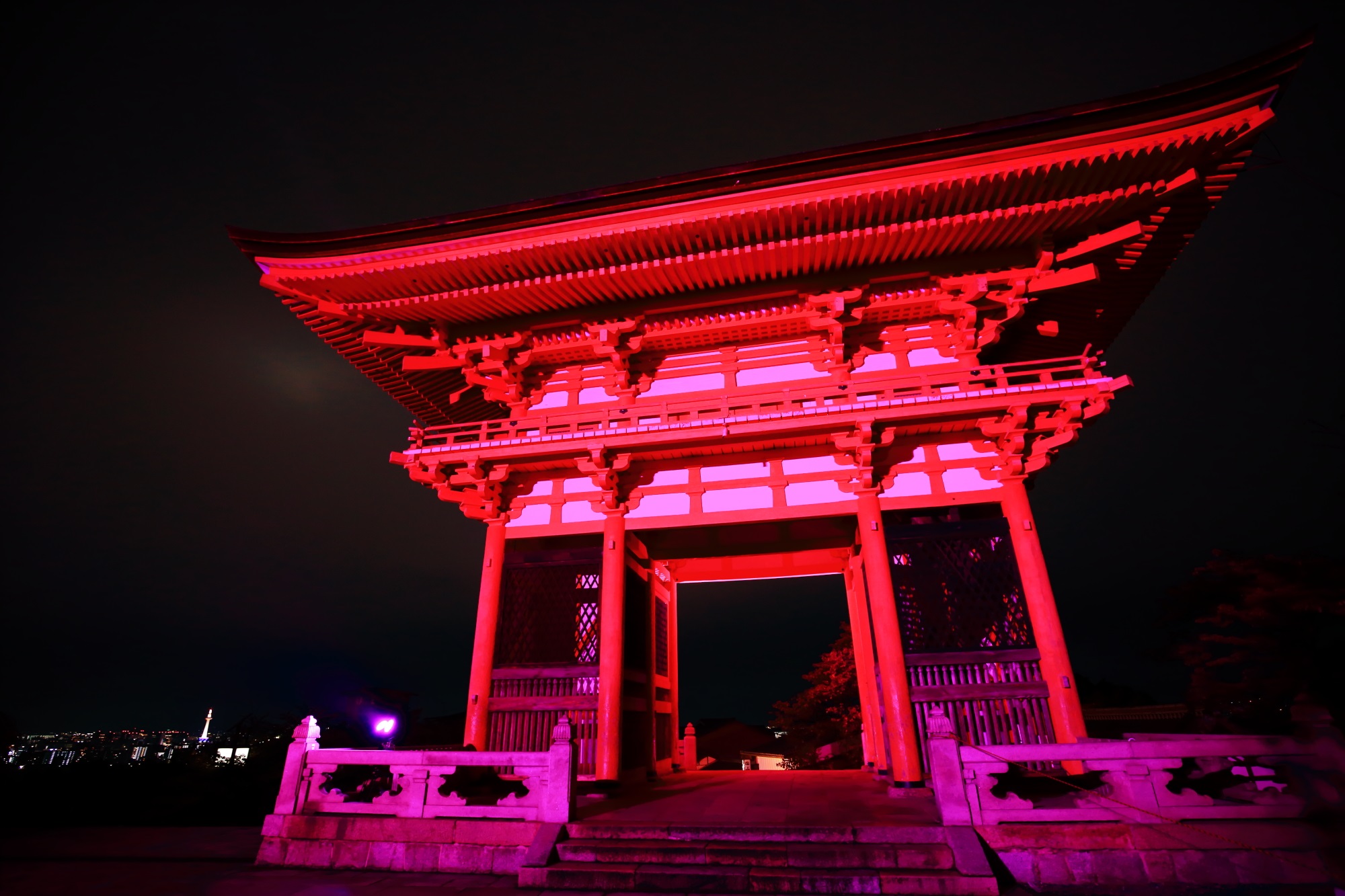 ピンクリボンライトアップの清水寺のピンクの仁王門と京都タワー