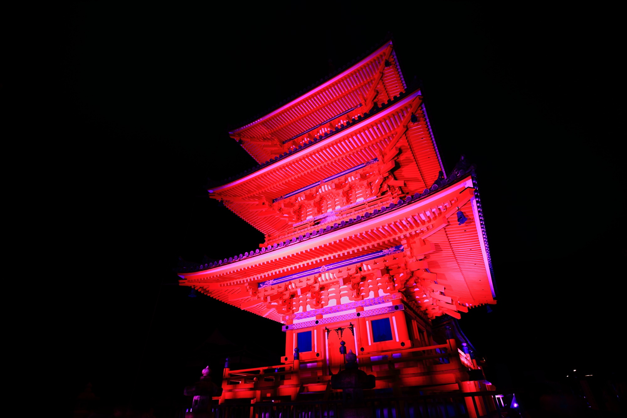 ピンクリボン活動の清水寺のピンクの三重塔