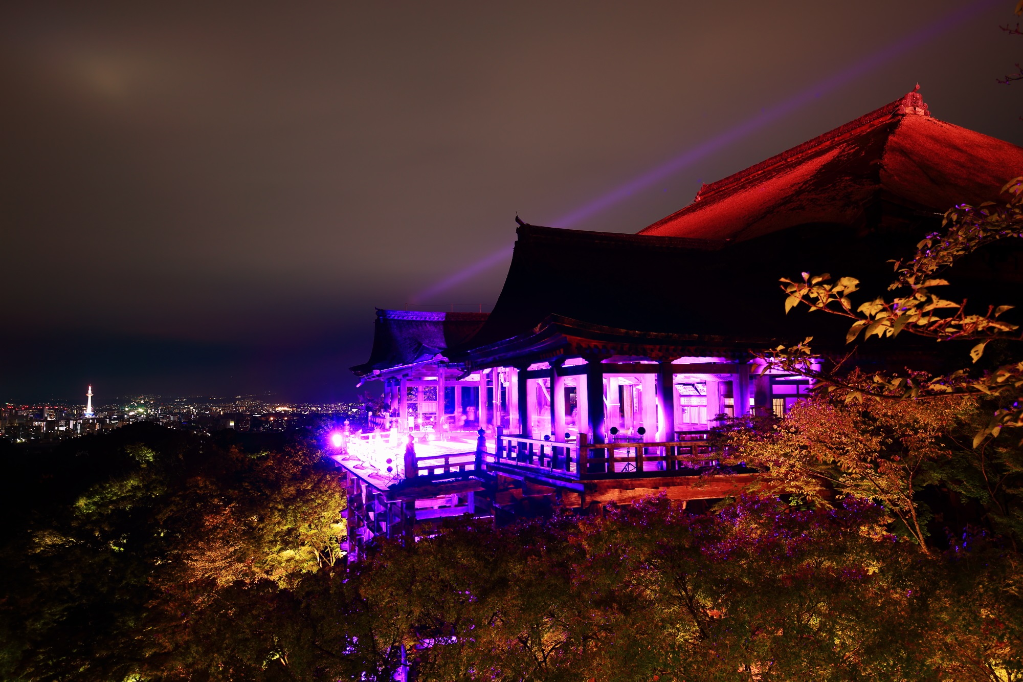 清水寺の本堂（舞台）のピンクリボンライトアップと京都タワー