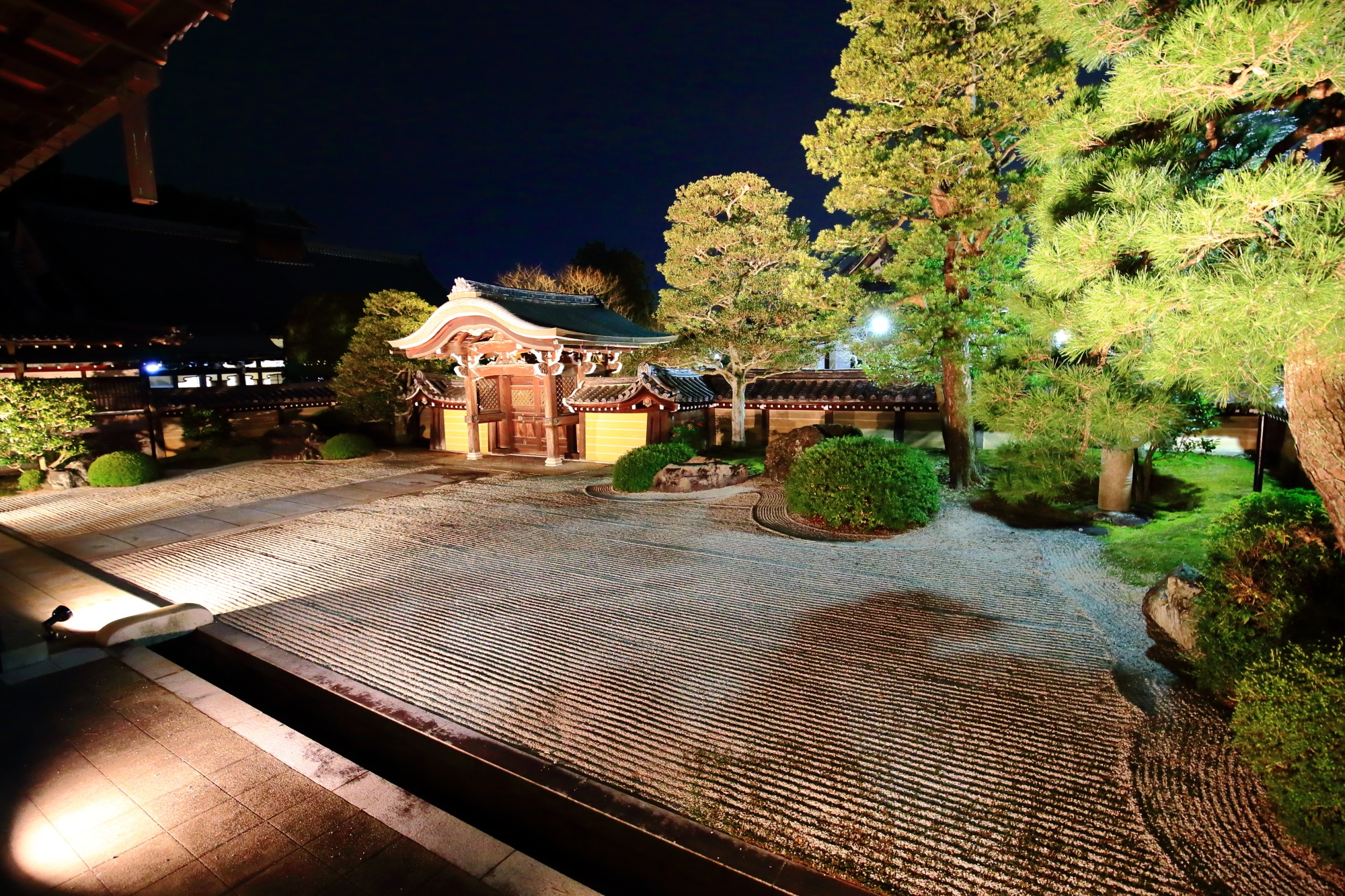 黒谷 金戒光明寺の美しい方丈庭園のライトアップ