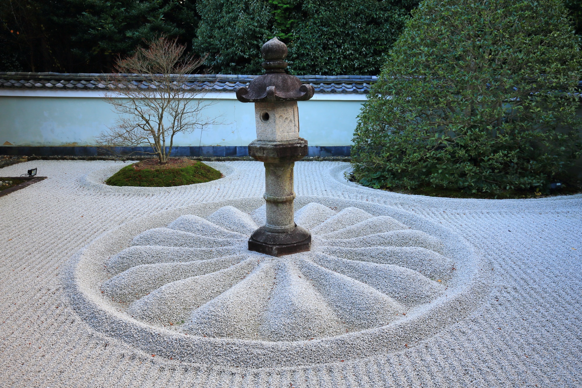 泉涌寺別院の雲龍院の霊明殿の灯籠
