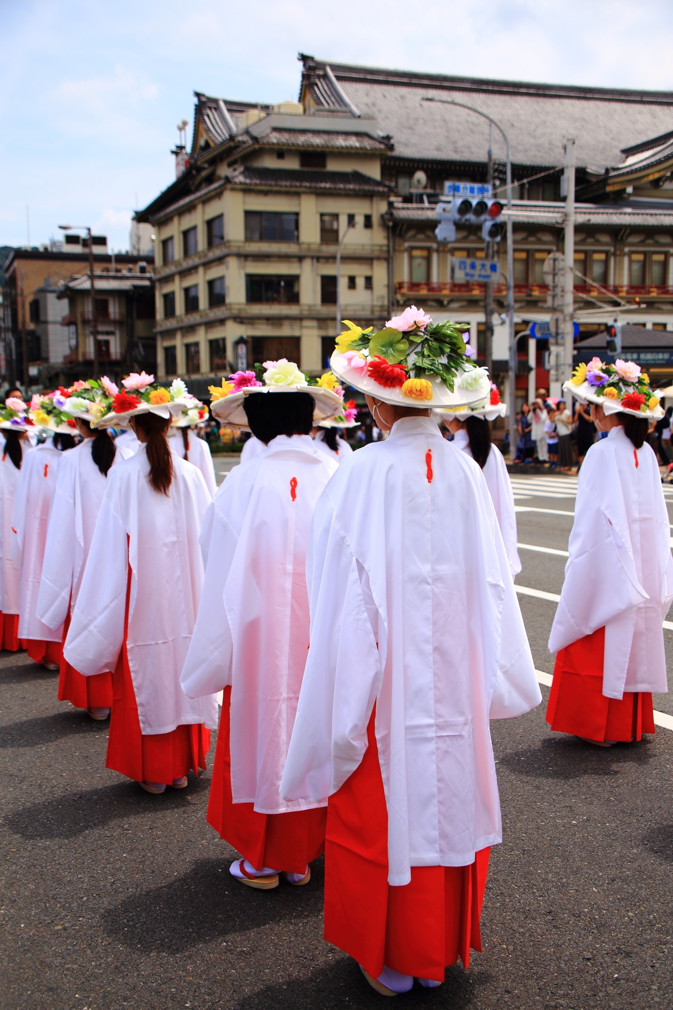 祇園祭の花傘巡行の神饌行列と南座