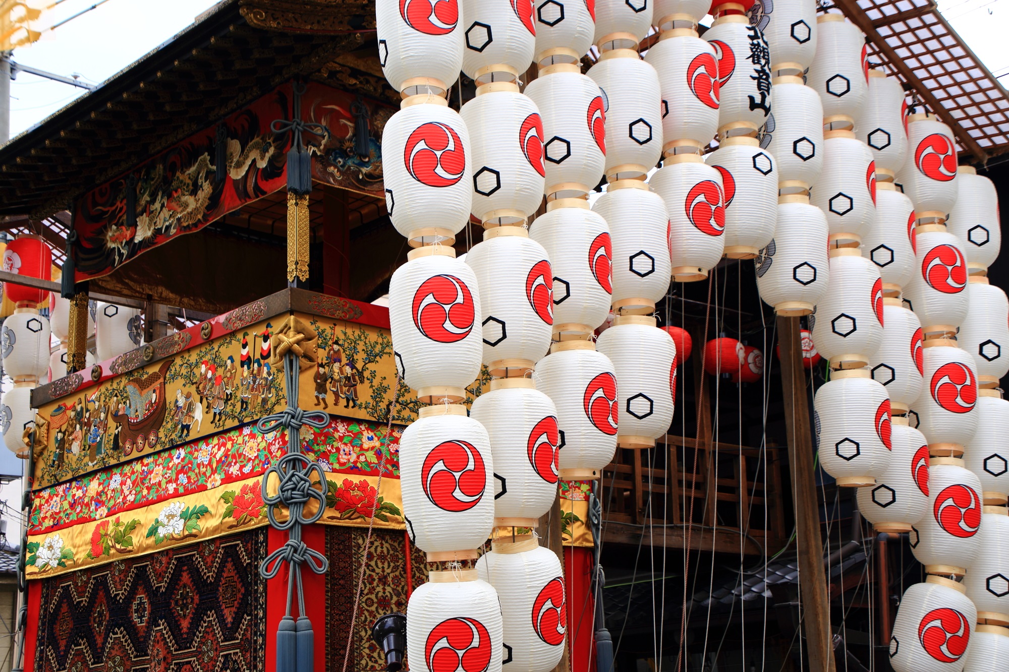 日本三大祭の祇園祭の大きな北観音山と駒形提灯