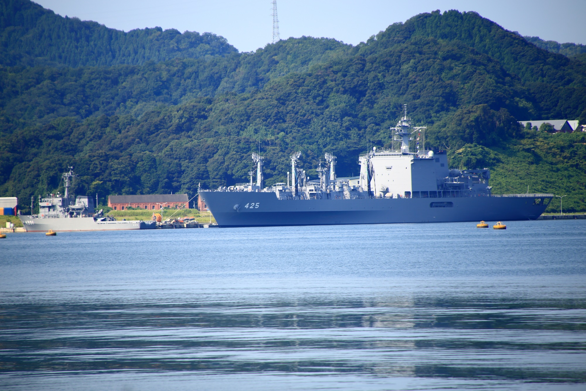 舞鶴湾の自衛隊の艦船と奥に見える赤レンガ