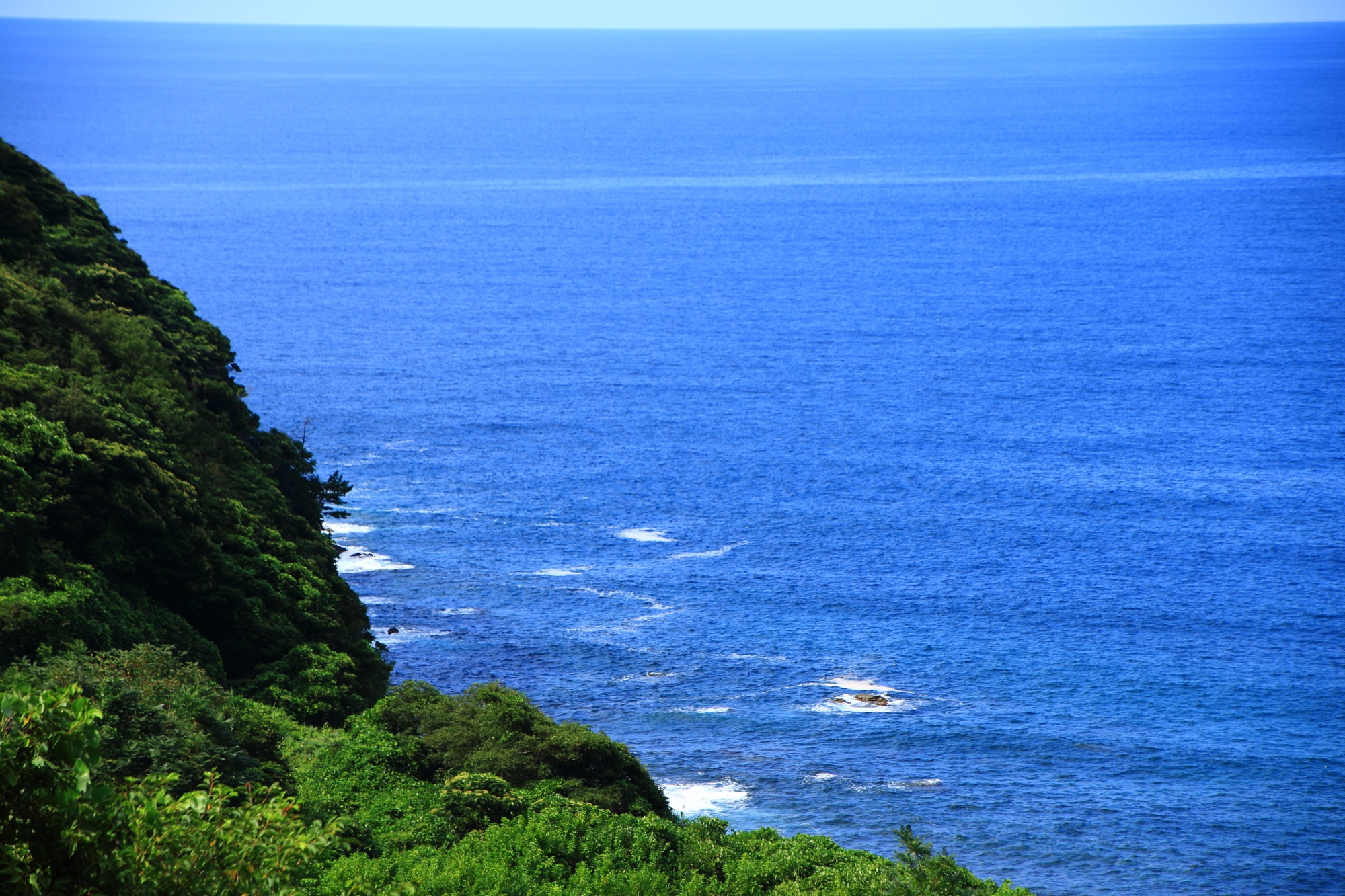 丹後松島の西方面の犬ヶ岬の方の断崖と日本海