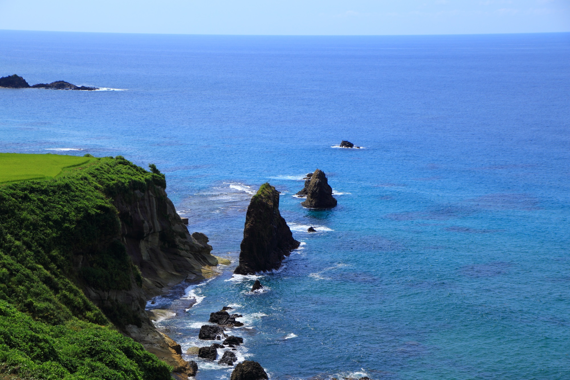 こんな綺麗な色をしているのだと認識させられる京丹後の海と屏風岩