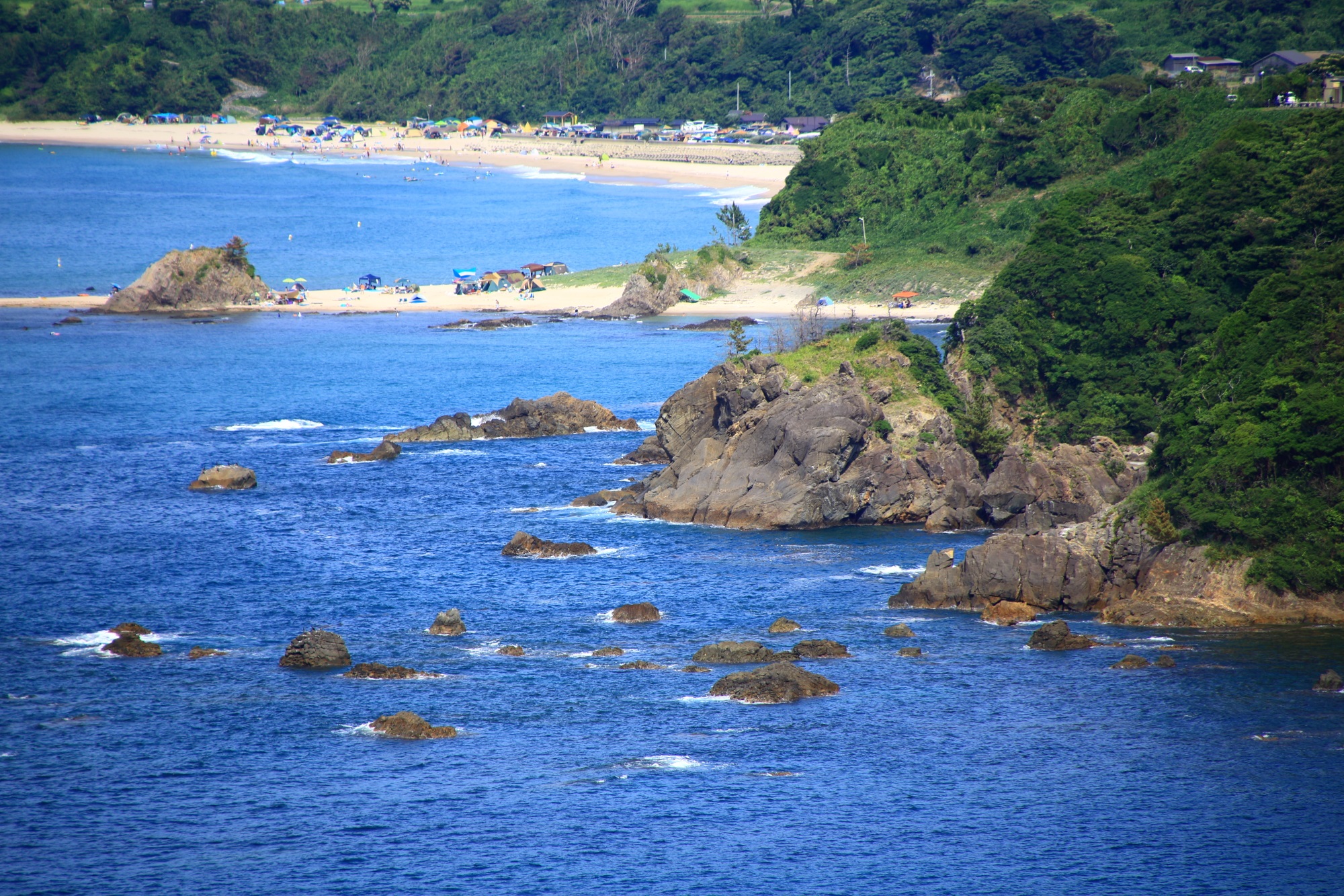 大きさや形の様々な岩場や島がちりばめられている丹後松島