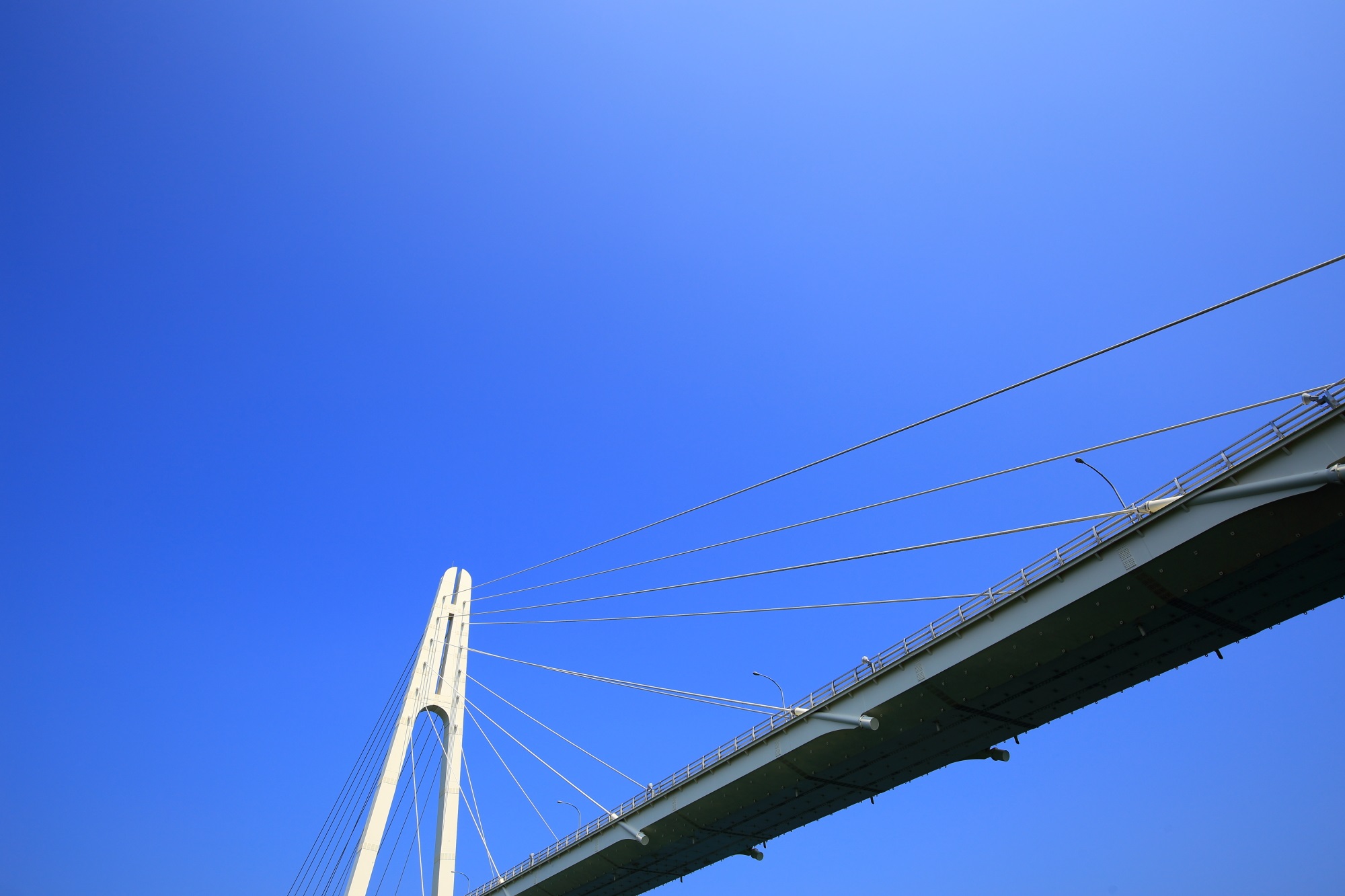 青空に映える白い舞鶴クレインブリッジ