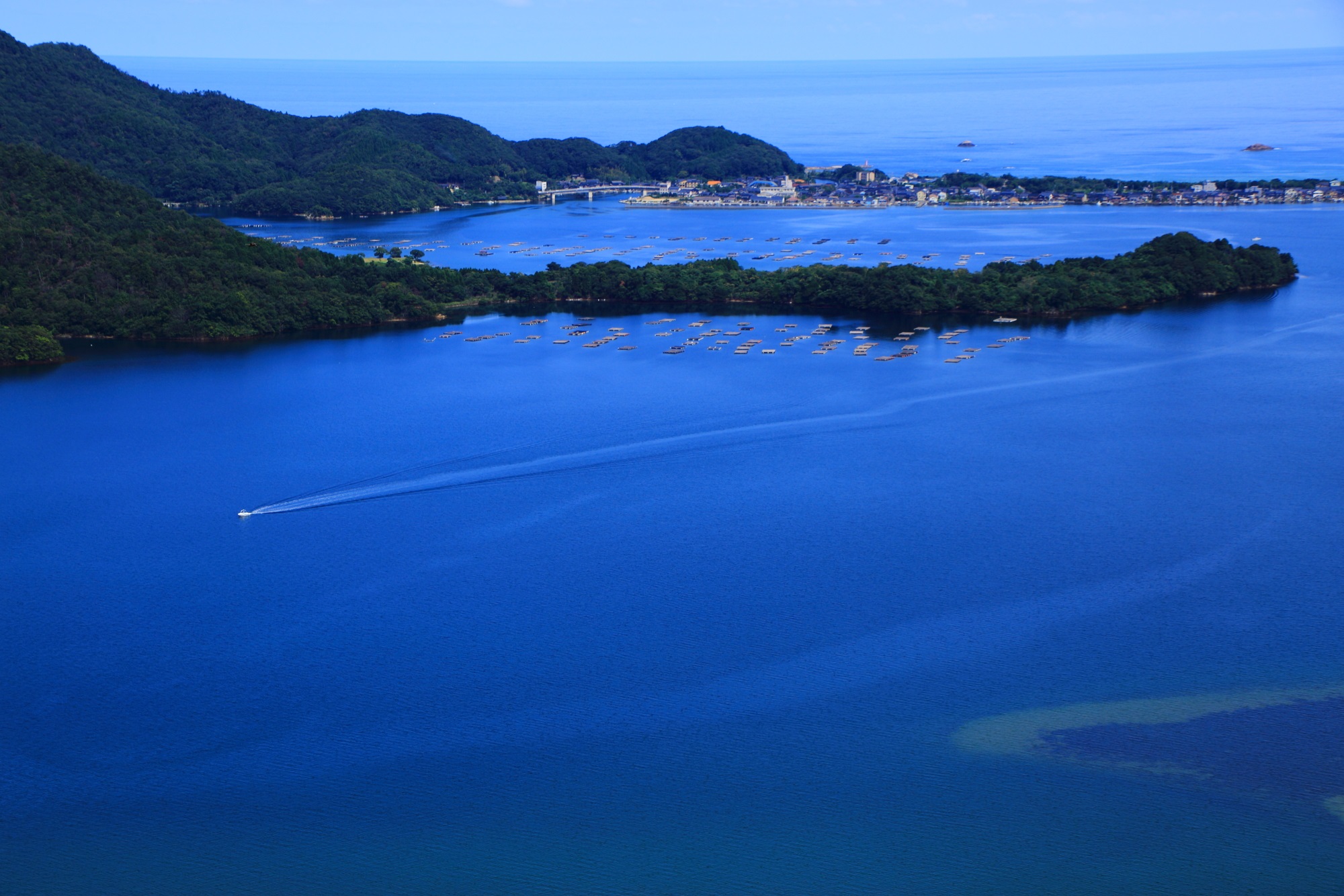京丹後の兜山から眺める美しい久美浜湾の何時間でも見ていられそうな水と緑の絶景