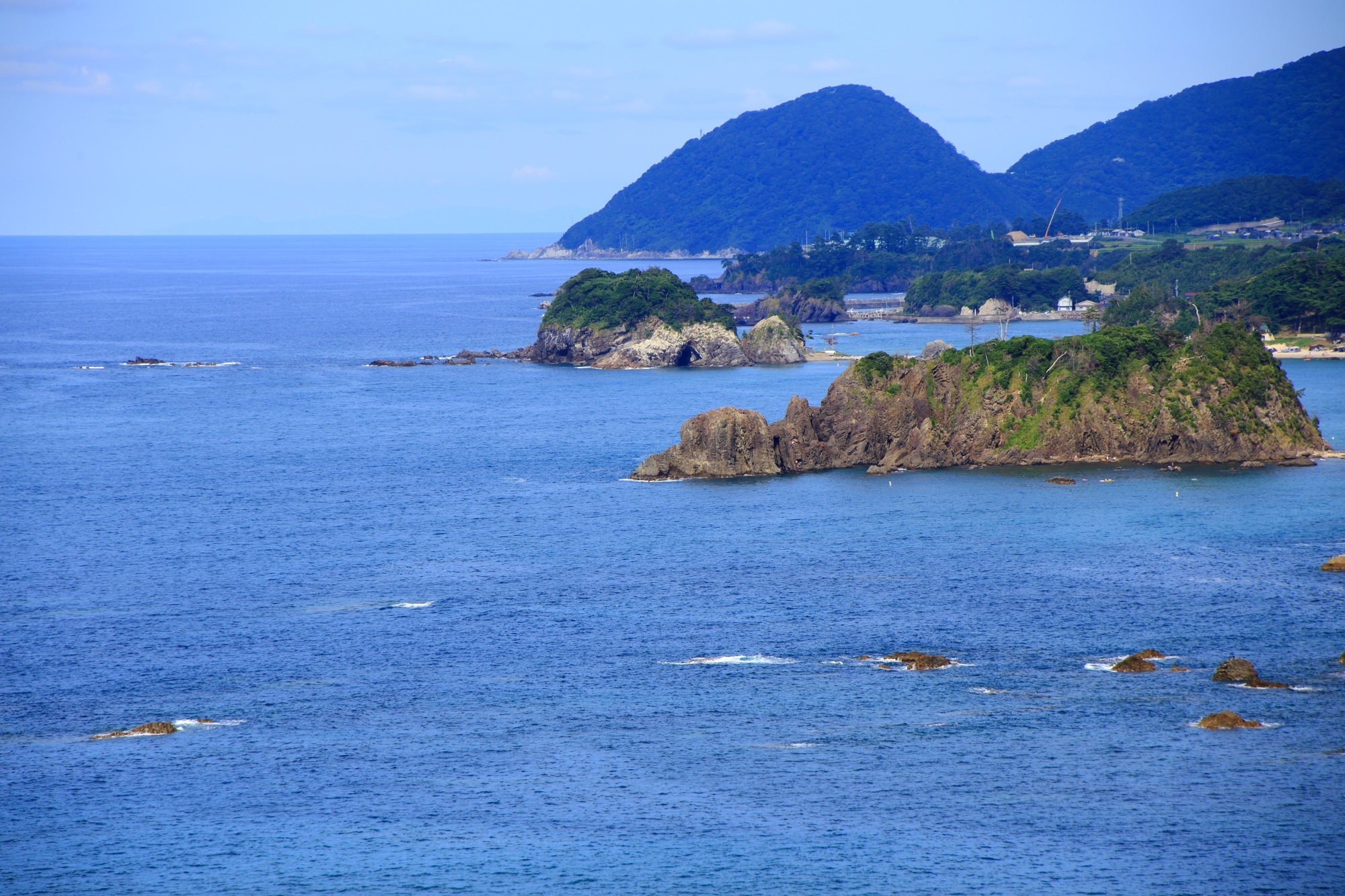 青い日本海に浮かぶ京丹後の複雑な入り江や島々