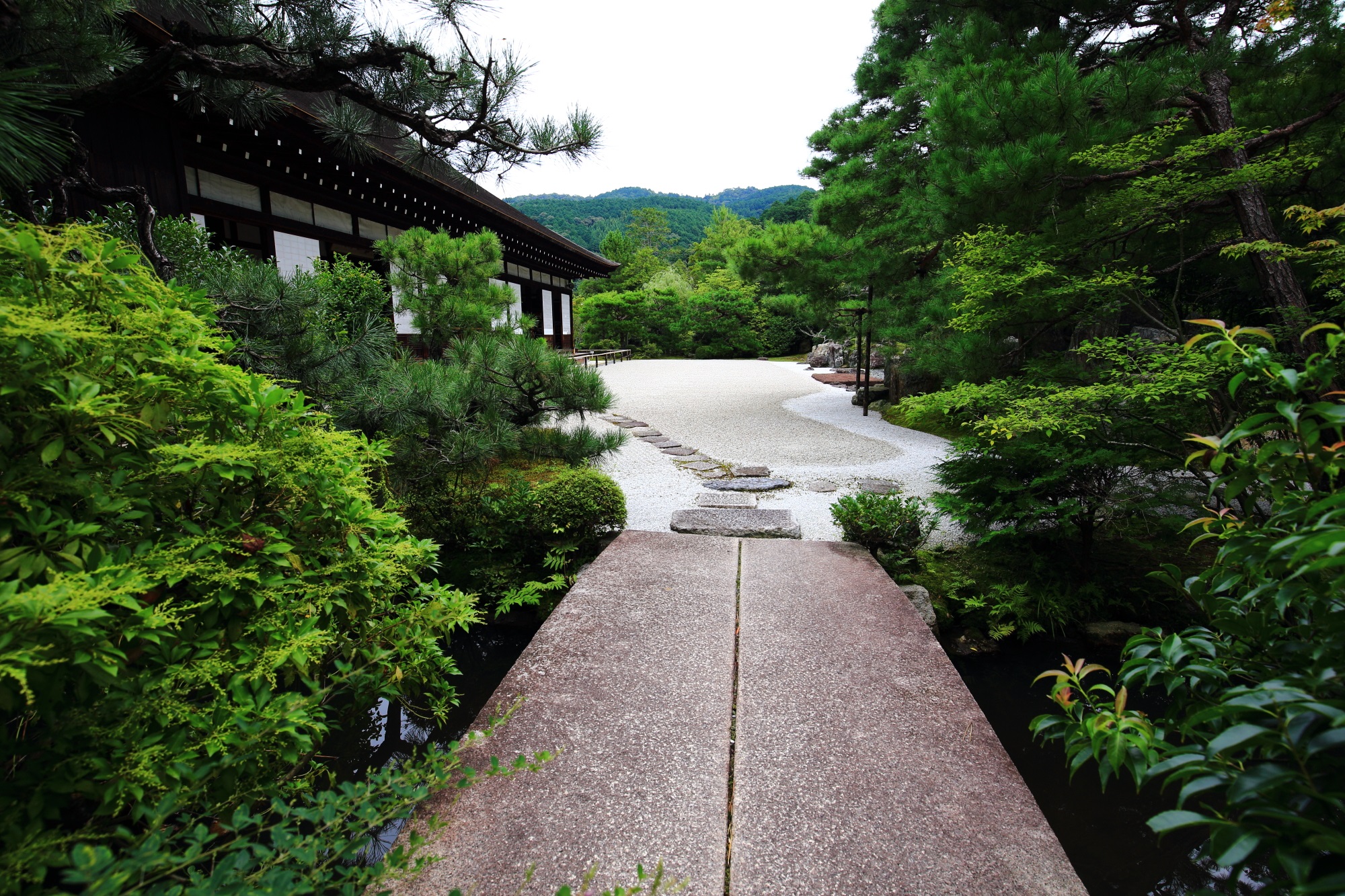 南禅寺塔頭の金地院の鶴亀の庭園