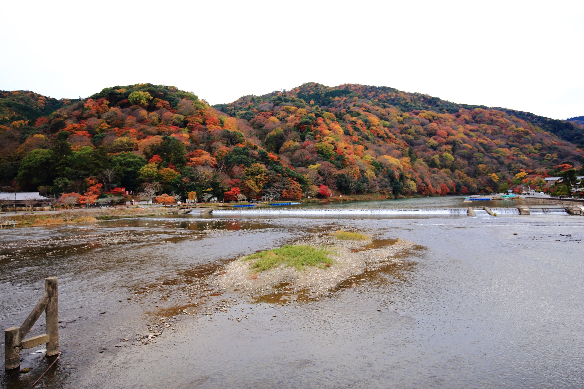 水辺を優雅に彩る渡月橋から眺めた秋の嵐山