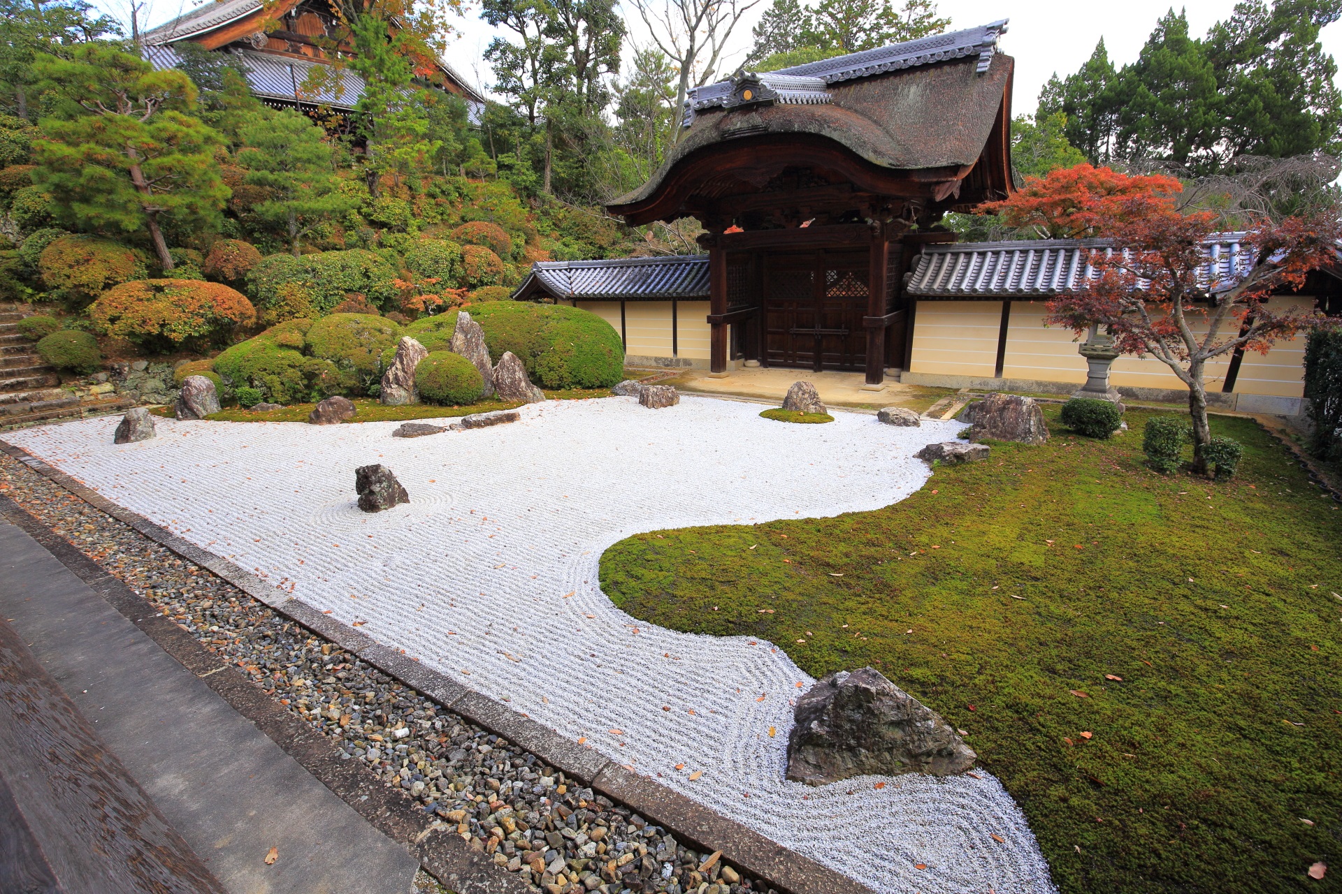 光明寺の苔と白砂に様々な大きさや形の岩が配された庭園