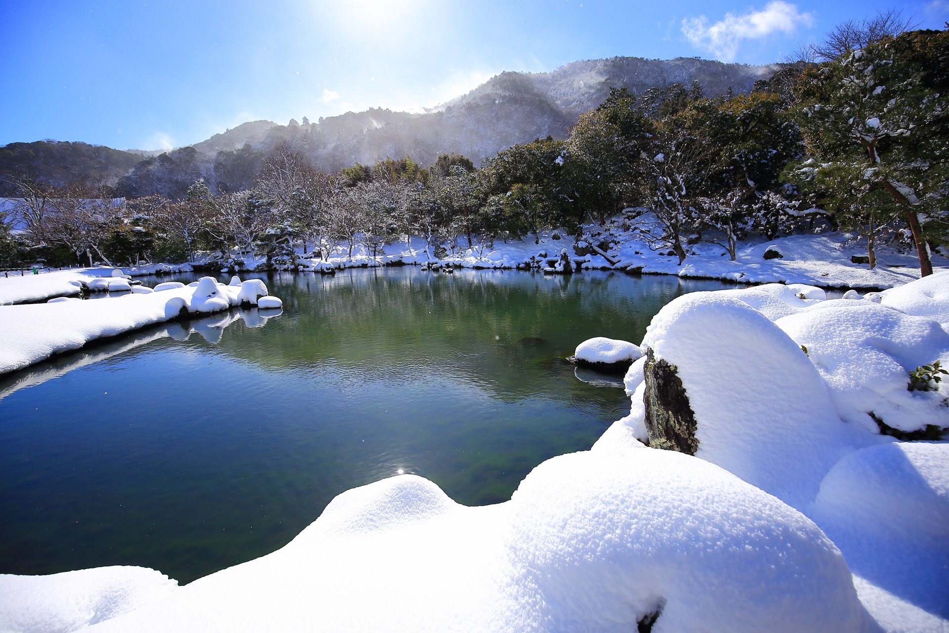 天龍寺の曹源池庭園の雪景色