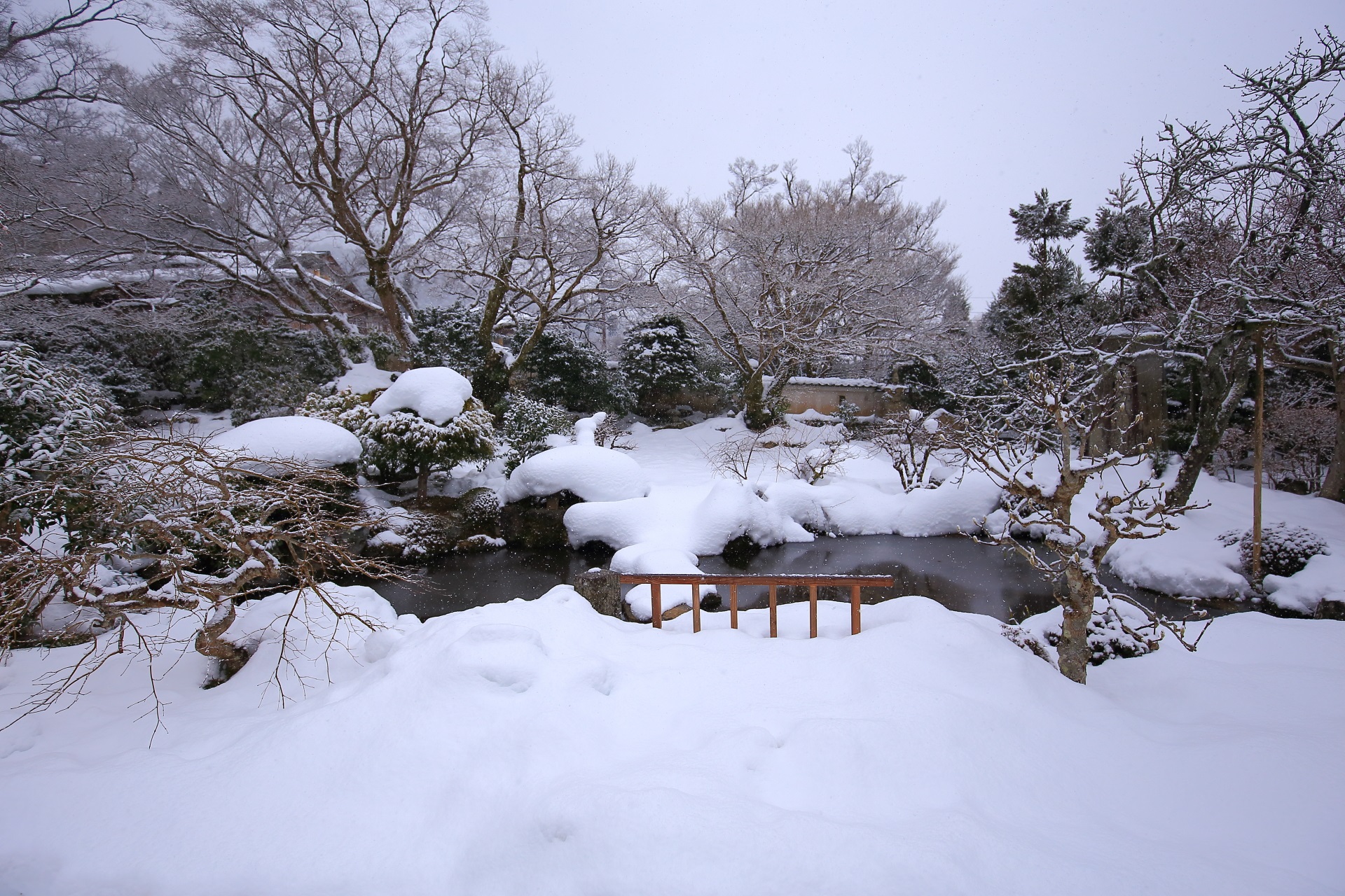 冬の大原実光院の庭園の綺麗な雪景色