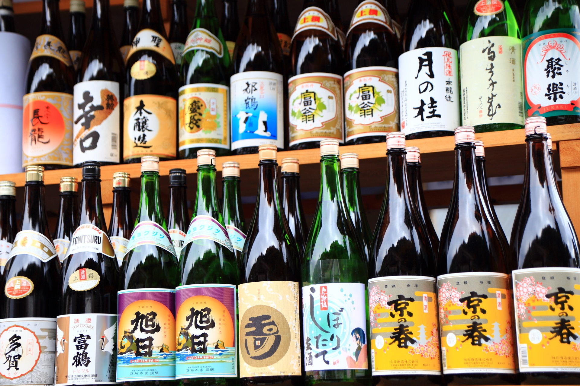 京都のお酒の神様の松尾大社の綺麗に並んだ酒瓶