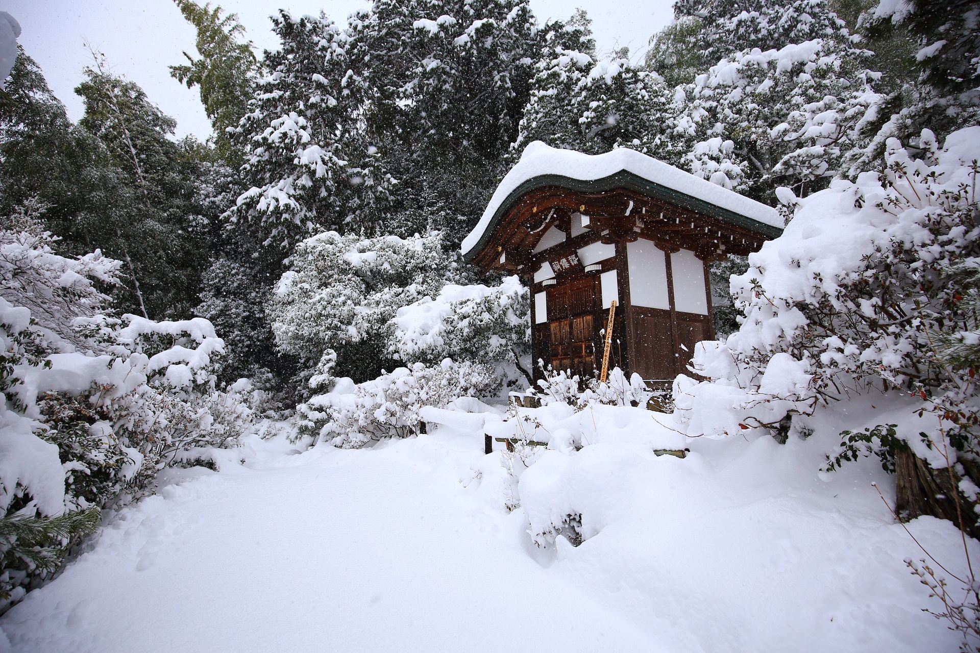 常寂光寺の歌仙祠の雪景色