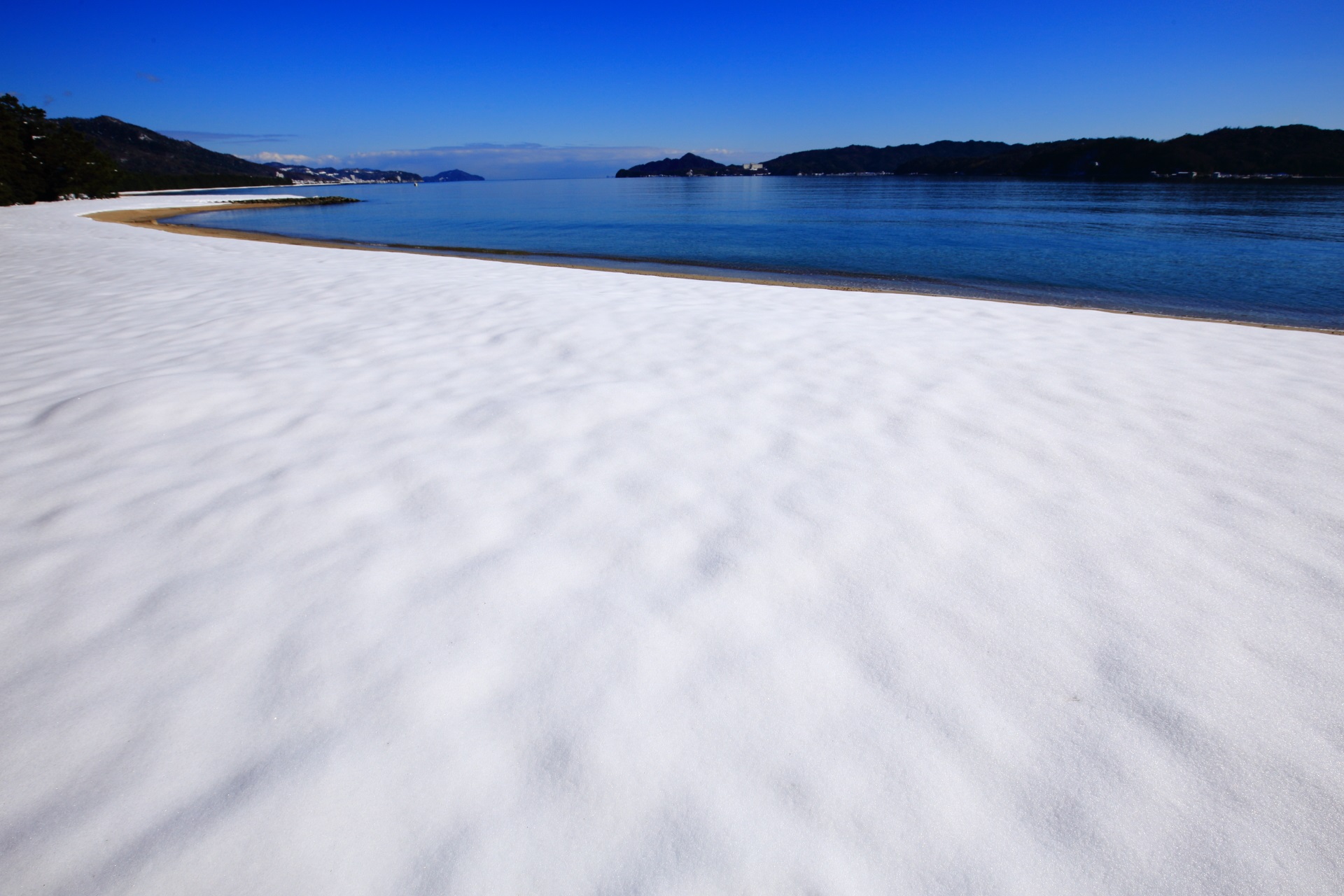 冬の天橋立　青空と白い砂浜の雪景色