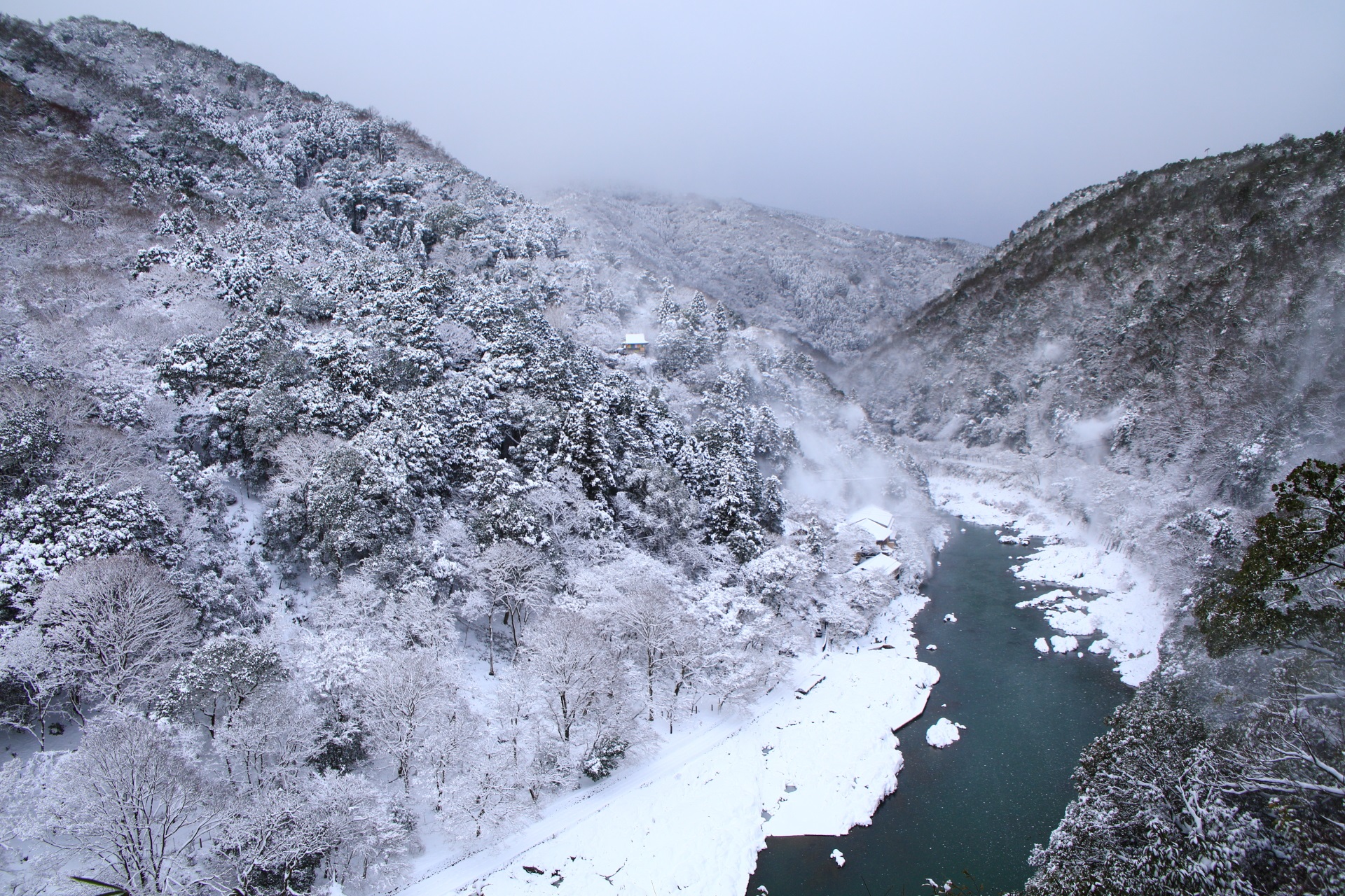 嵐山と保津峡 雪　嵐山公園 亀山地区の冬の絶景