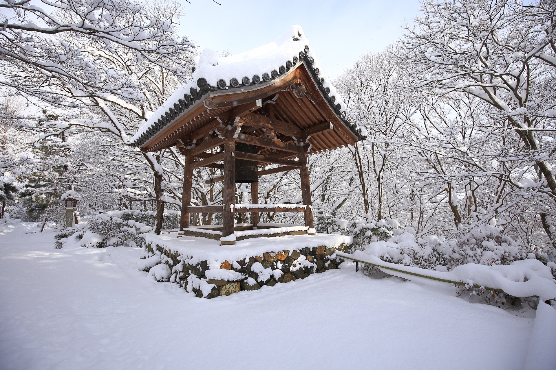 常寂光寺の鐘楼の雪景色