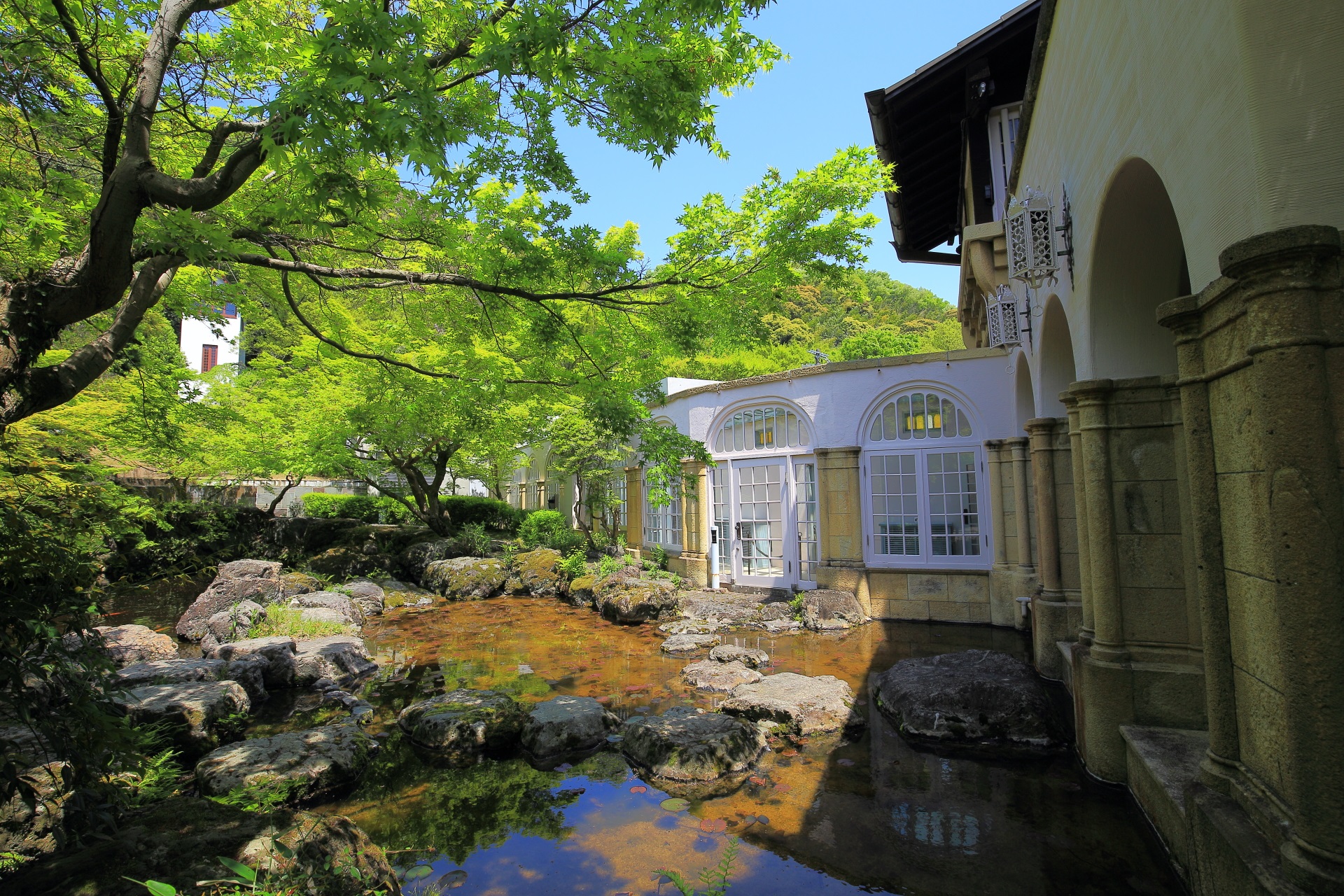 大山崎山荘美術館の本館前の池