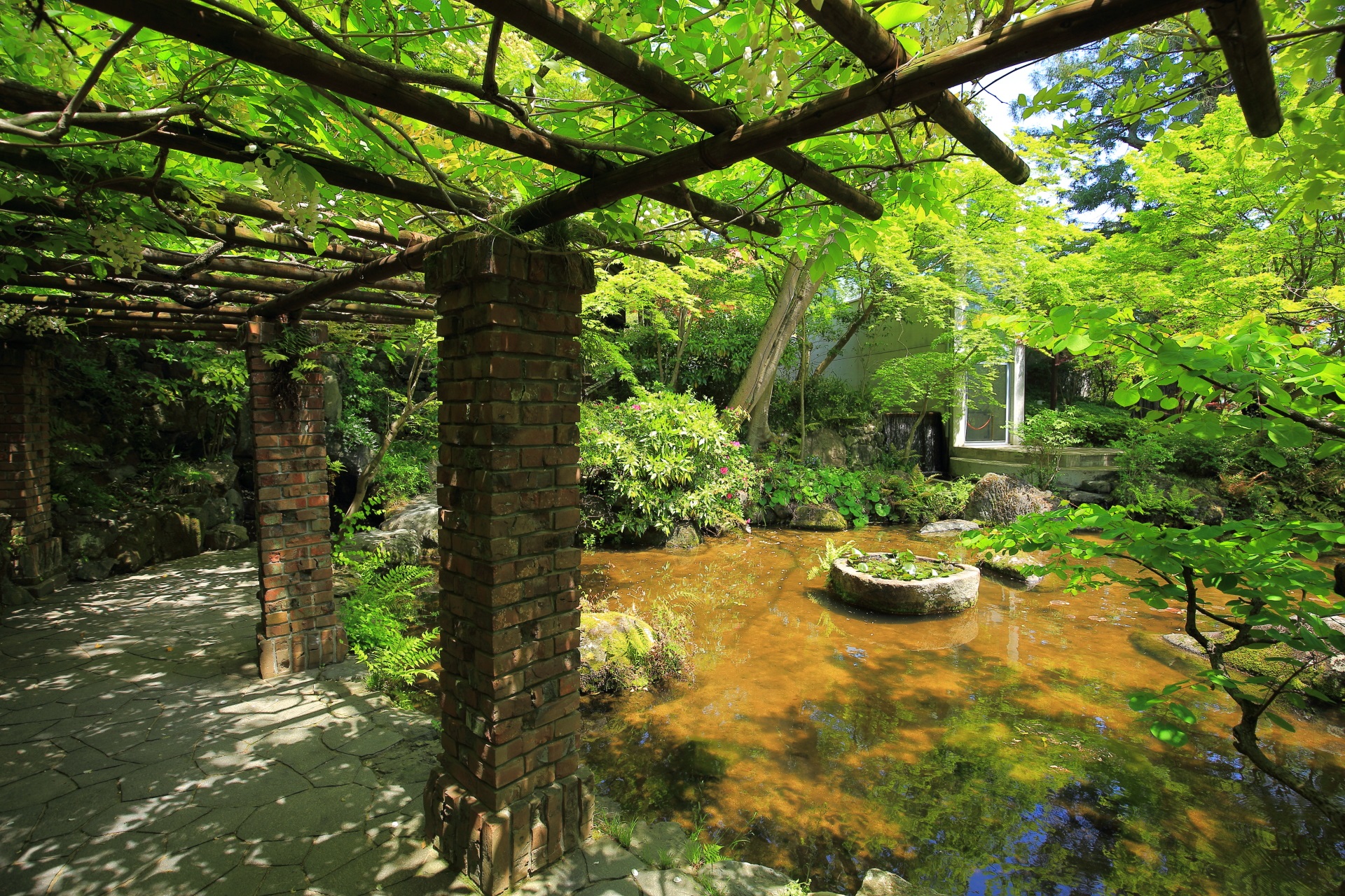 大山崎山荘美術館の美しい庭園と池