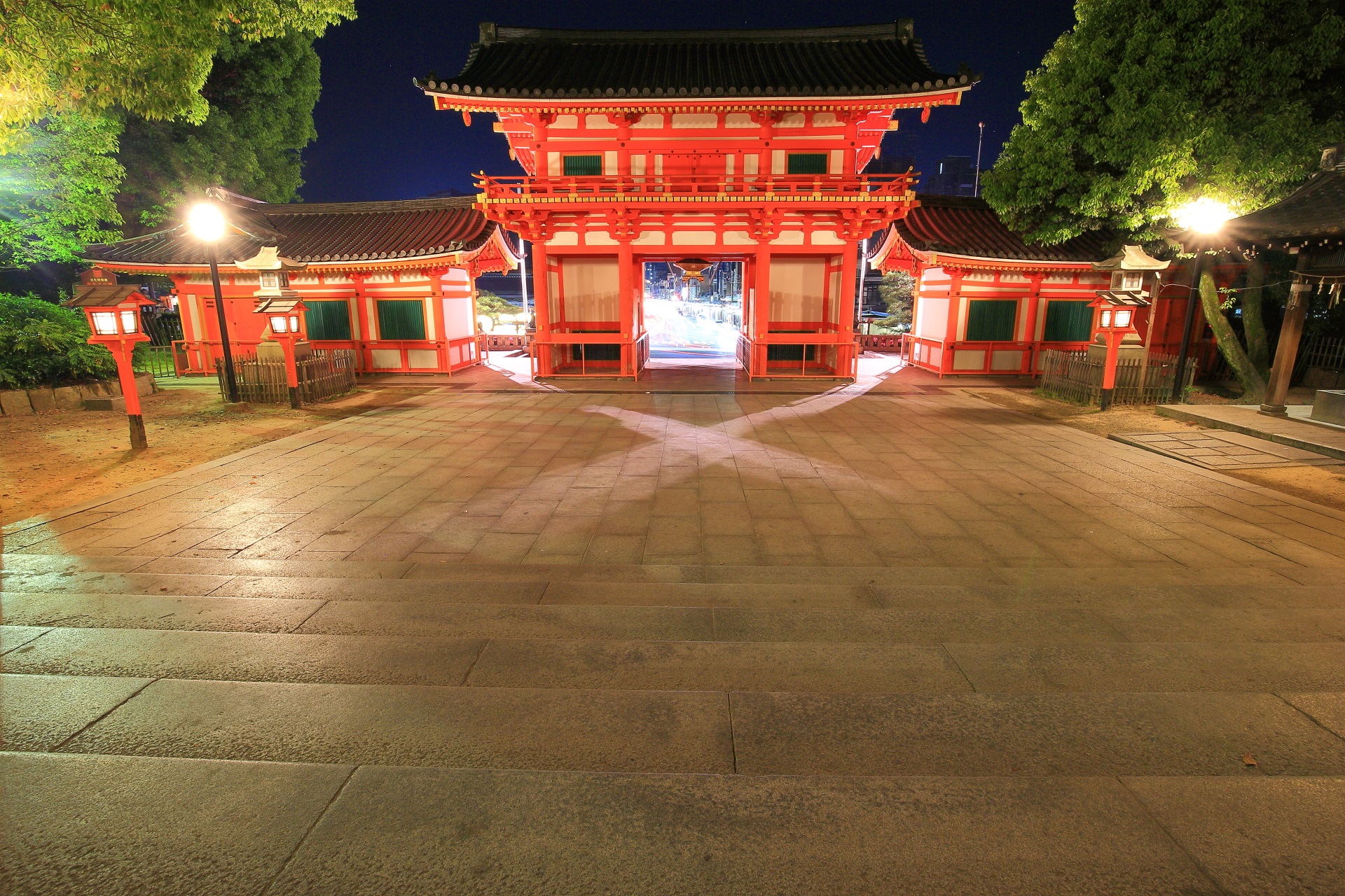 八坂神社の西楼門の夜景