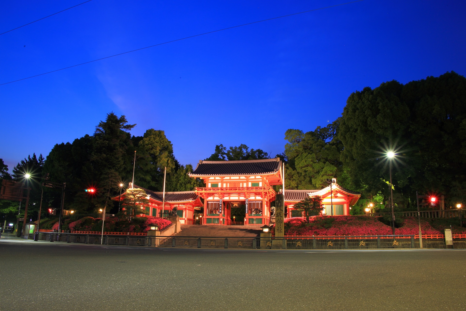 明け方の八坂神社の西楼門