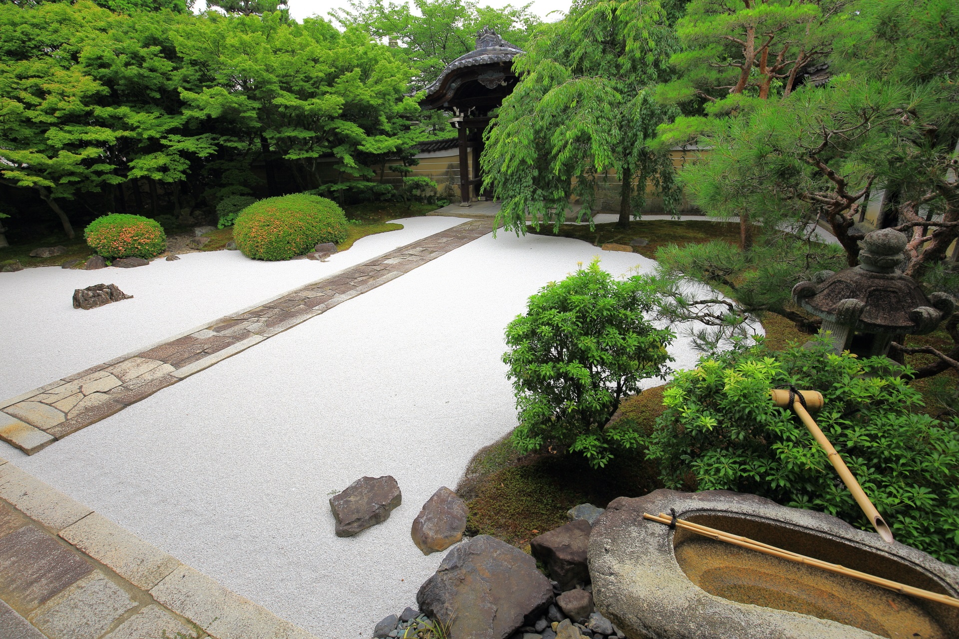 妙顕寺の白砂と緑の綺麗な四海唱導の庭