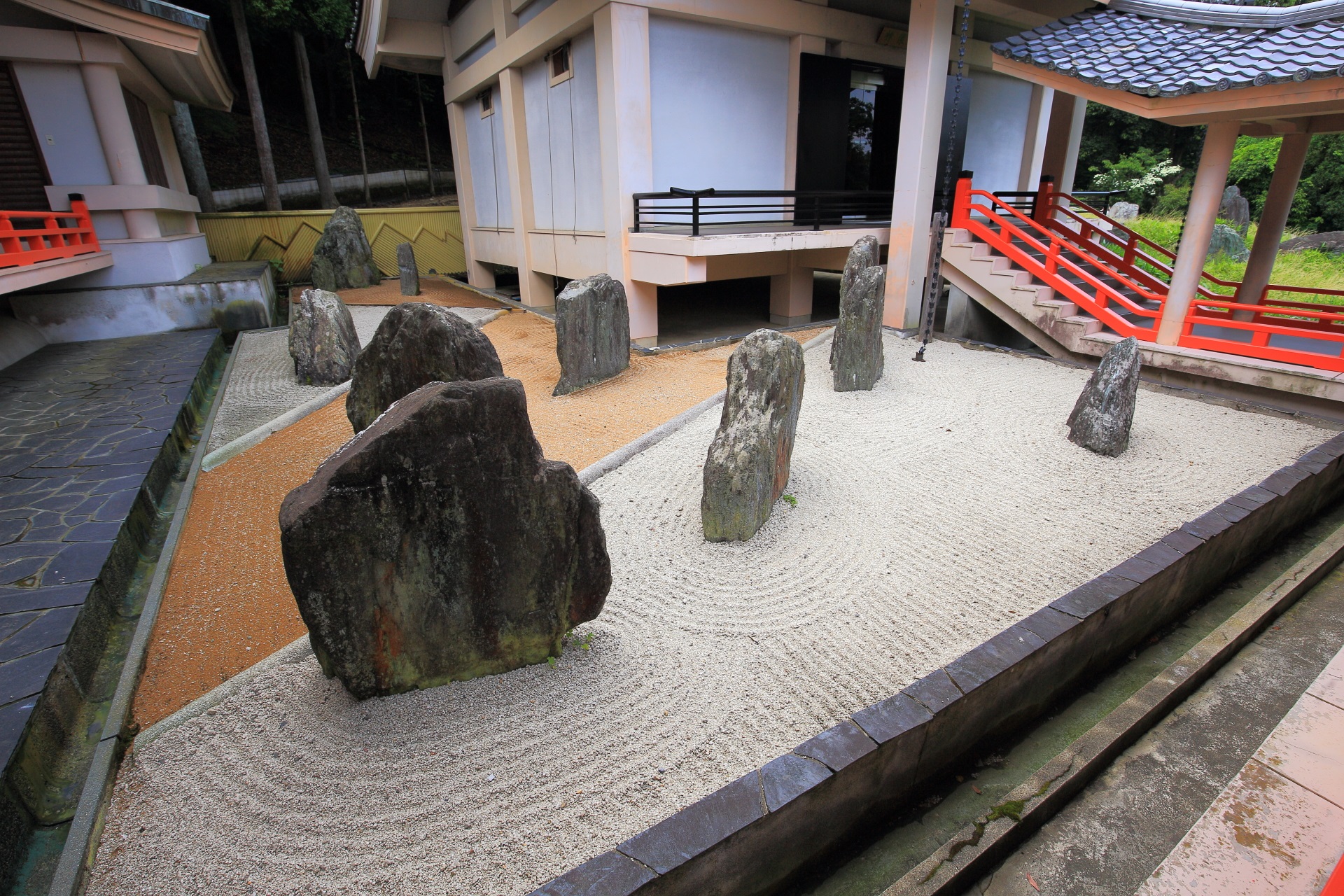 二色の砂と岩がお見事な松尾大社の神像館の石庭