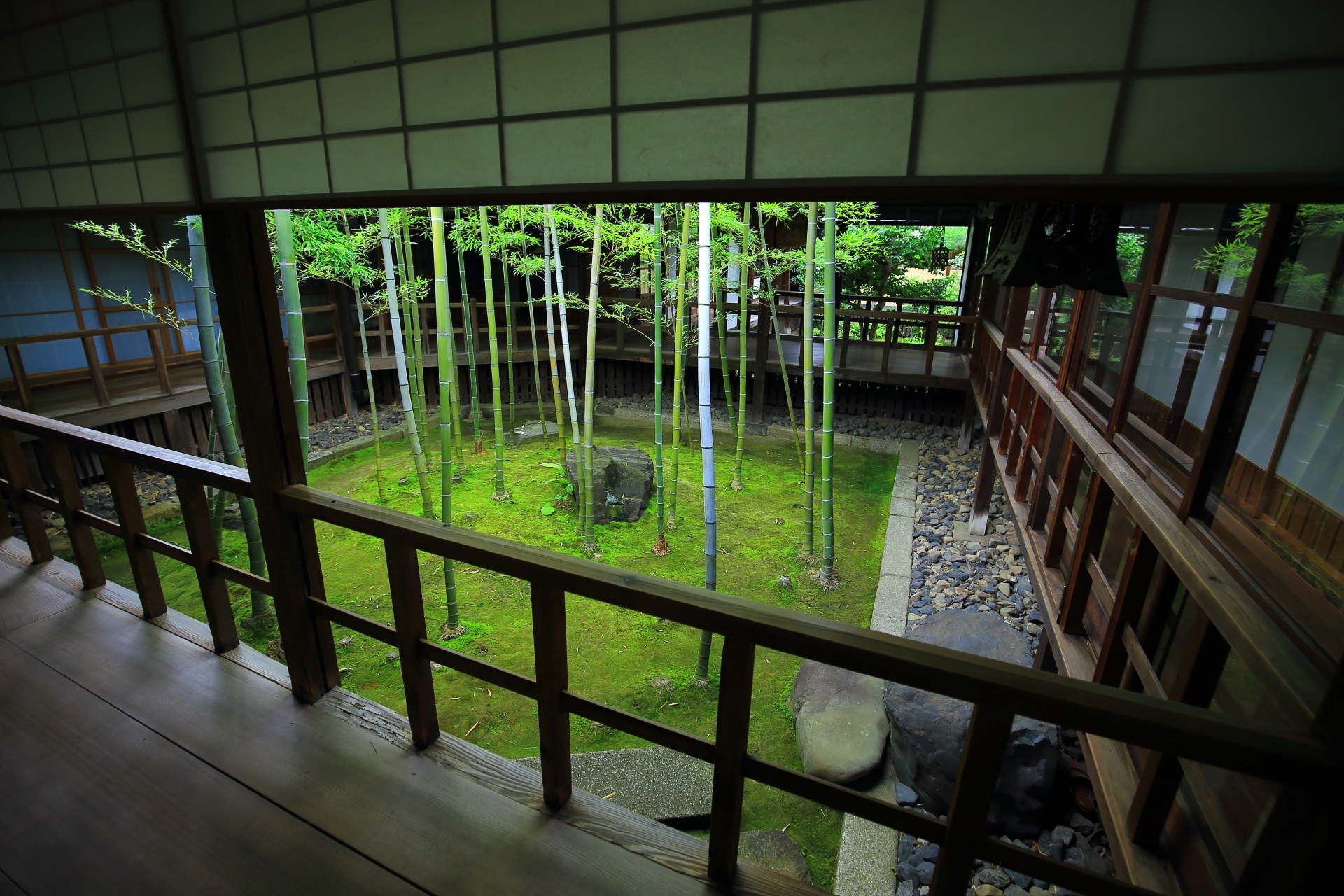 妙顕寺の風情ある竹の坪庭