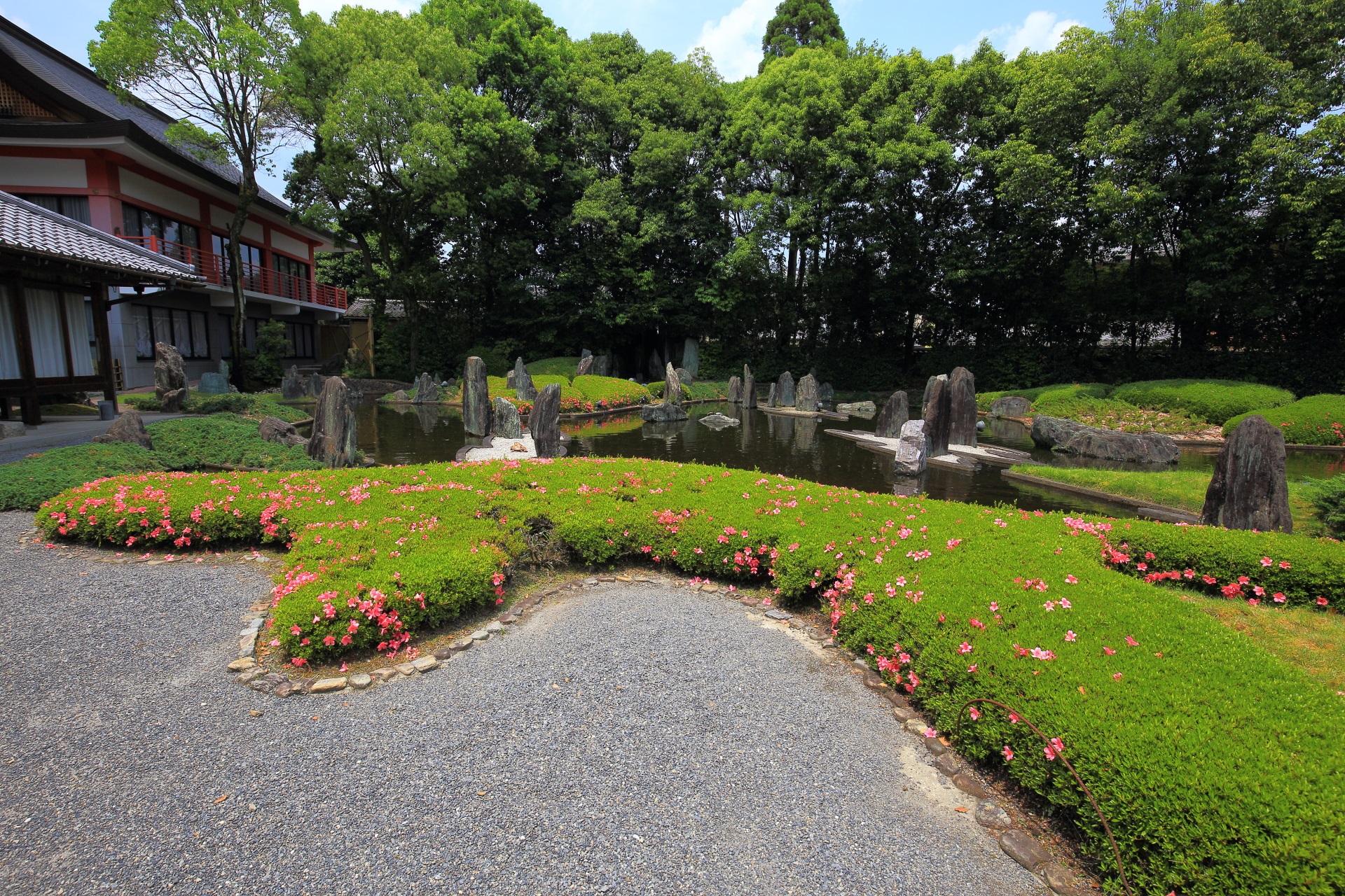 緑の美しい池泉式庭園の「蓬莱（ほうらい）の庭」