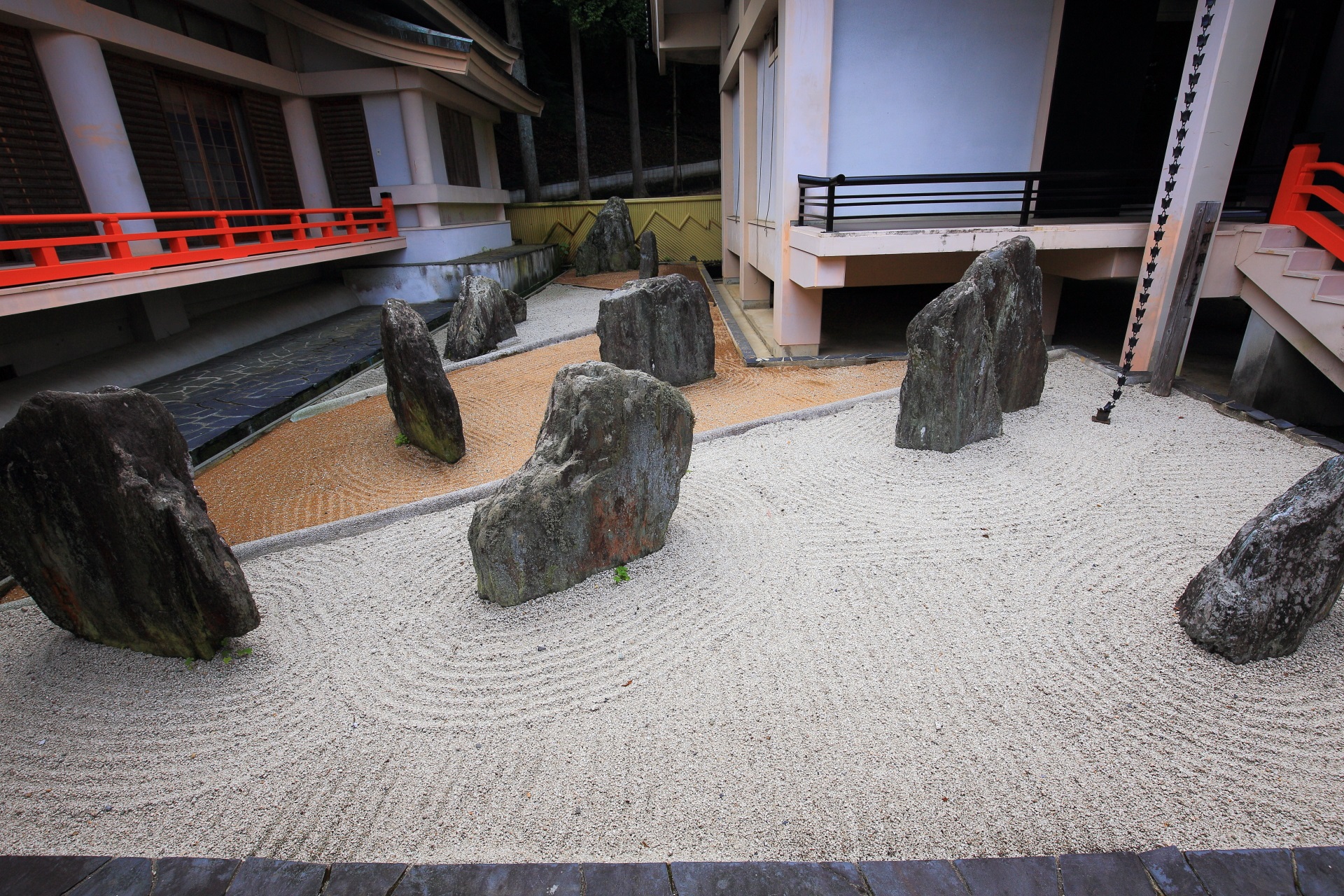 松尾大社の神像館横の曲水の庭の奥の石庭