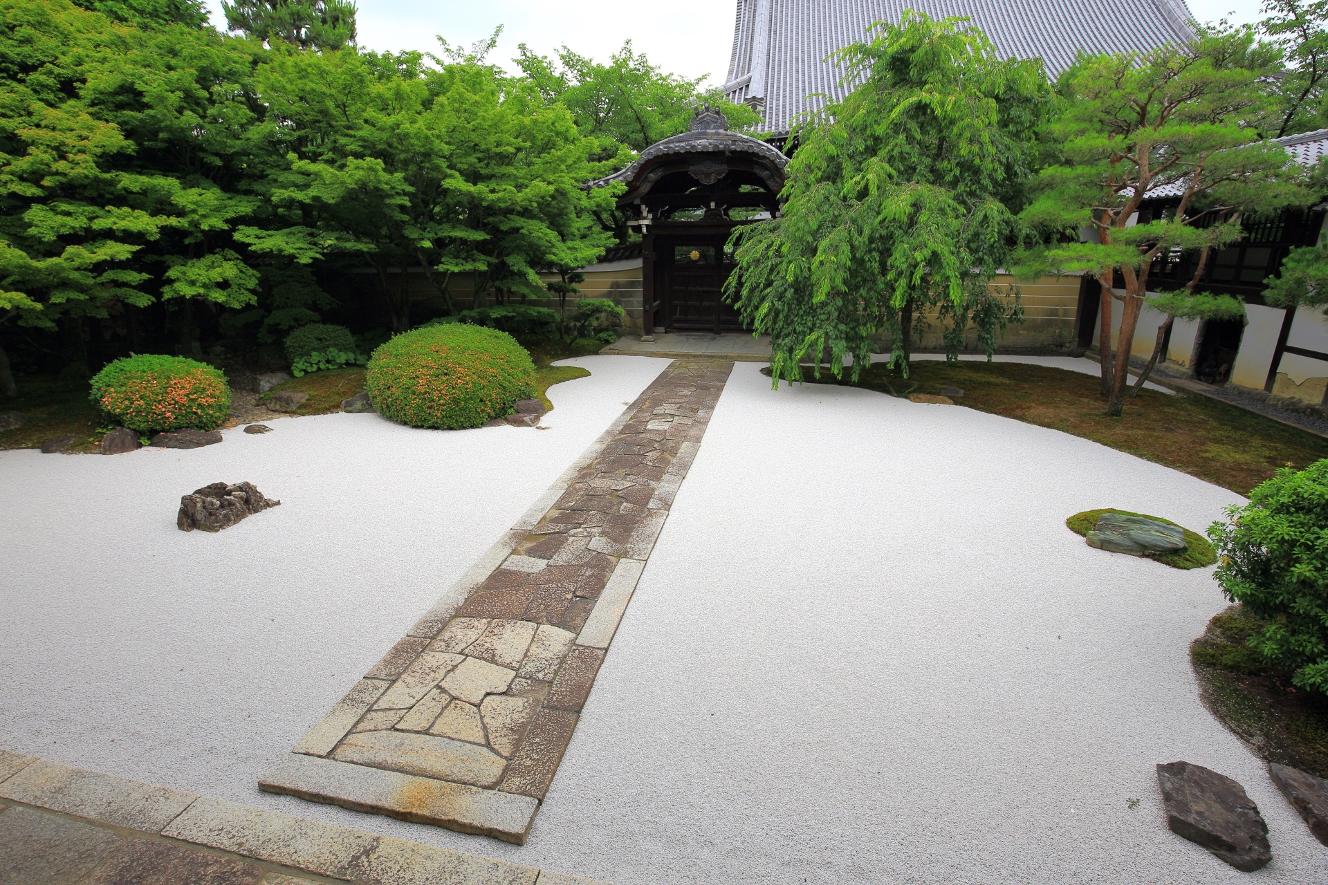 妙顕寺の勅使門と上品な四海唱導の庭