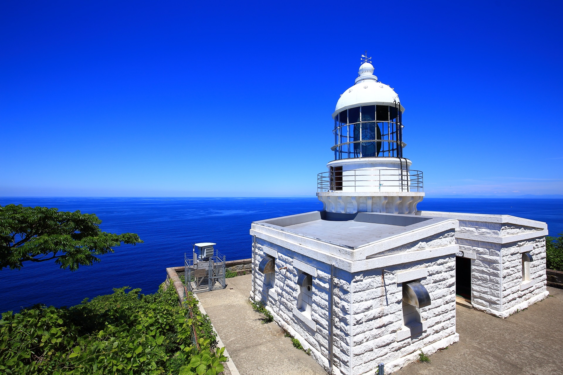 経ヶ岬 白い灯台と近畿最北端の京丹後の海