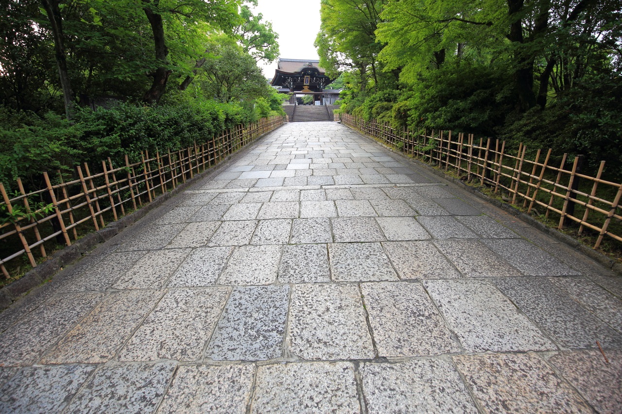 大谷本廟の円通橋から続く良い雰囲気の石畳の参道と総門
