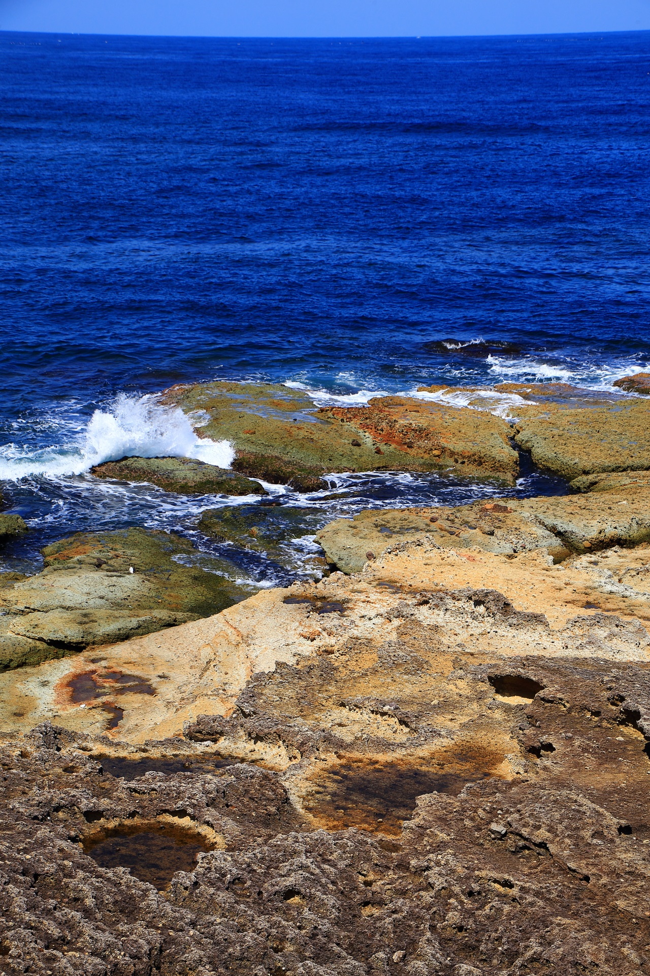 茶系や赤系や黄系やオレンジ系や緑系など岩がいろんな色をしている五色浜