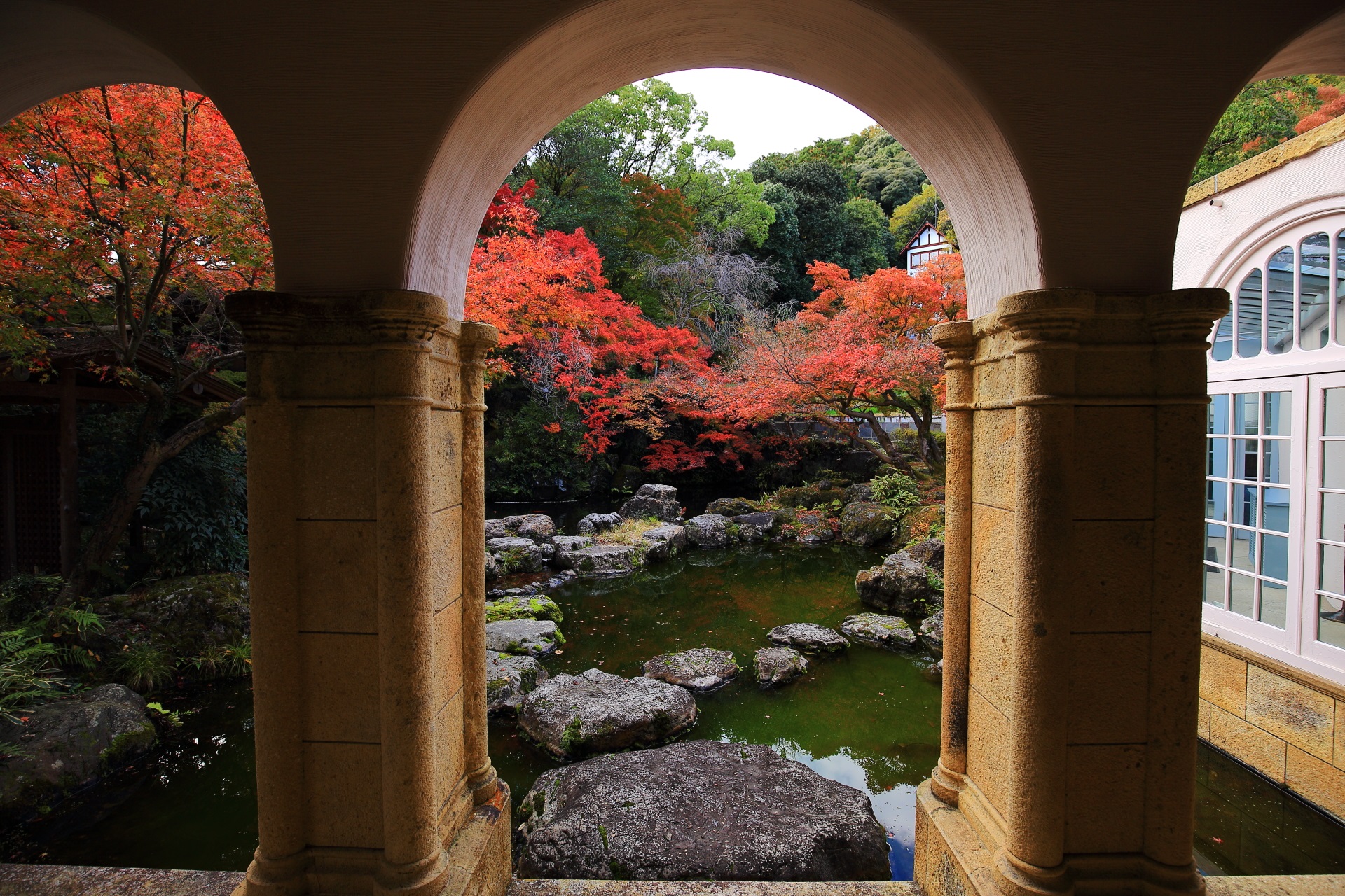 レトロな紅葉　秋の彩りにそまる大山崎山荘美術館
