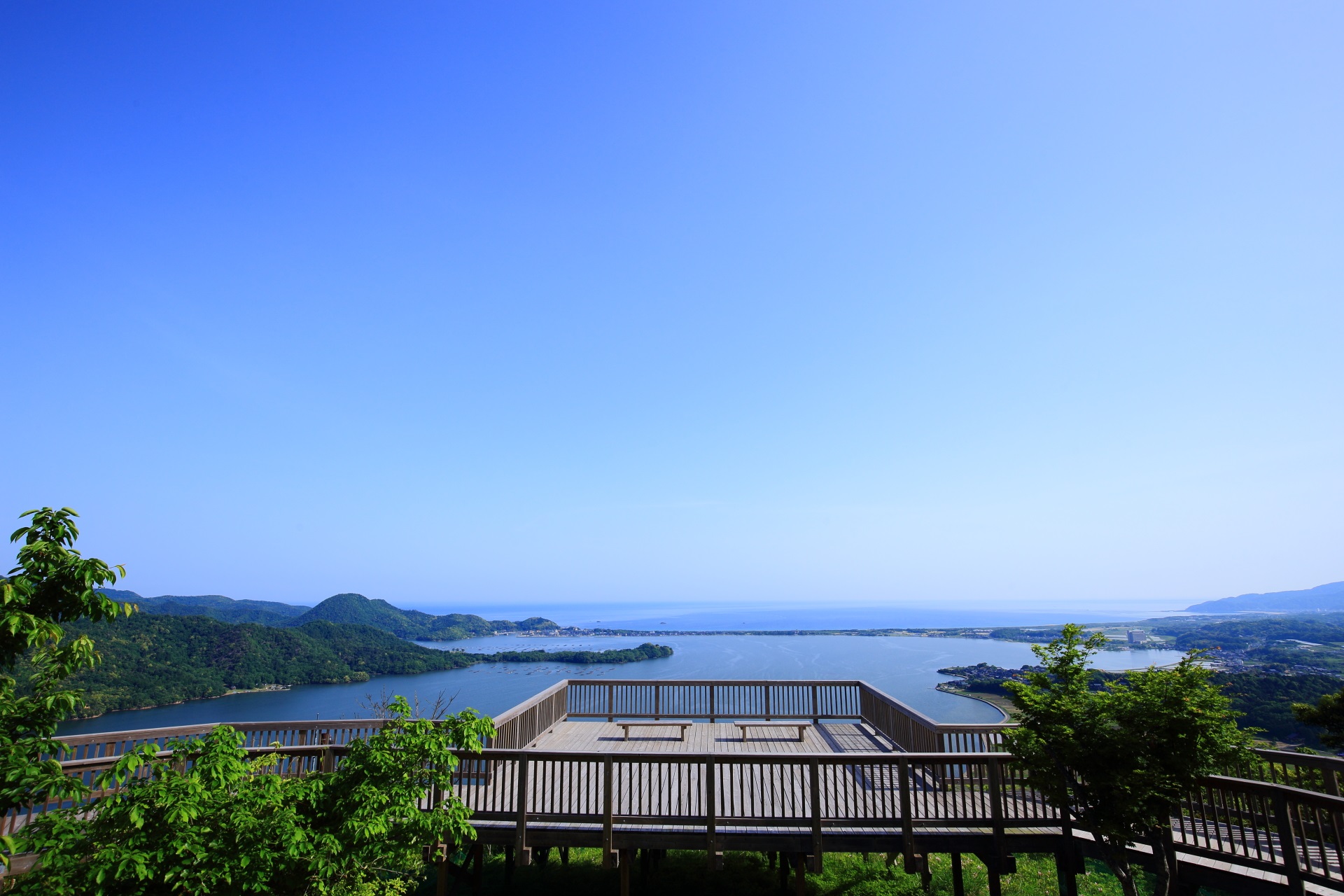 綺麗な木造の展望台から眺める久美浜湾と日本海の絶景
