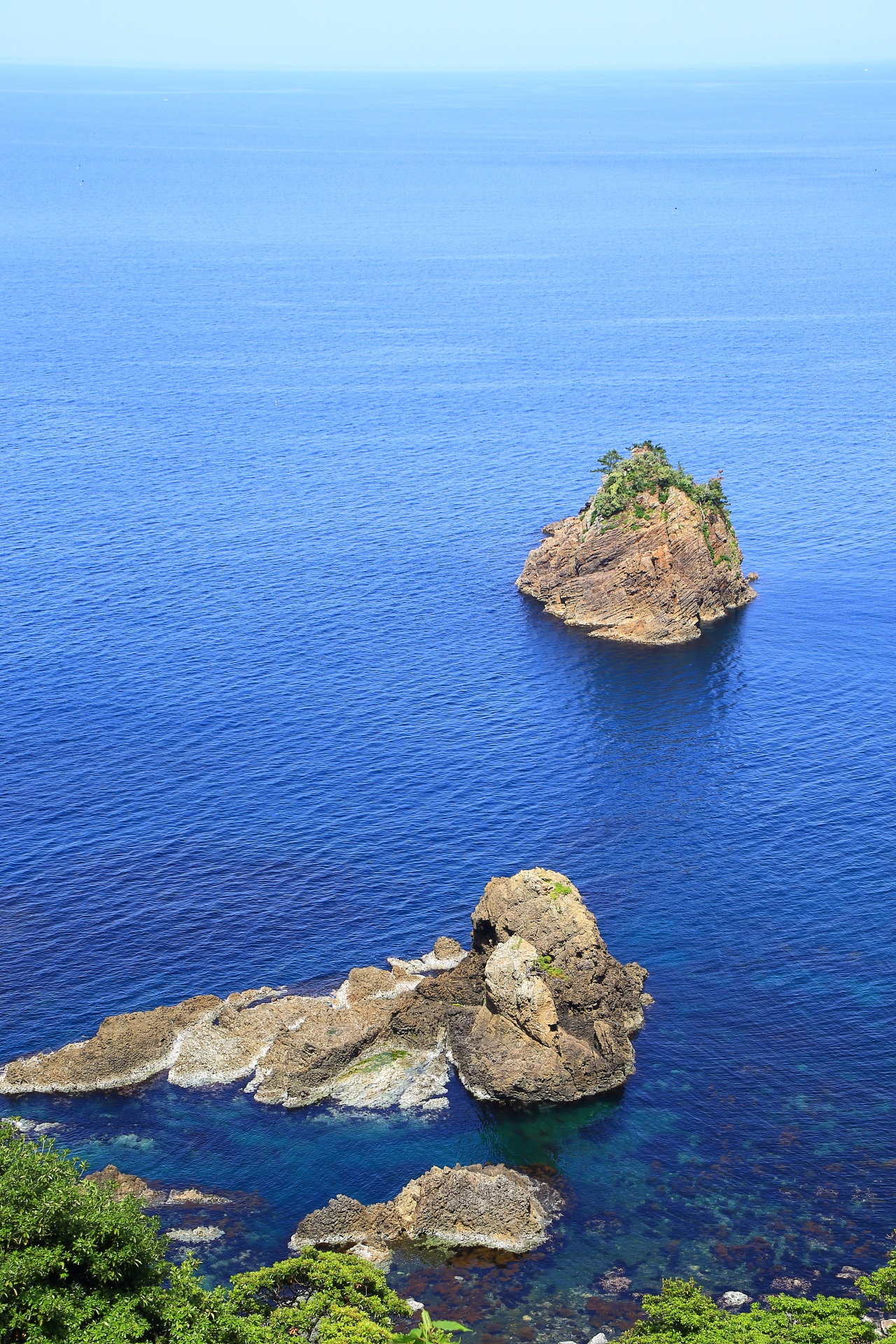 美しすぎる青い海と力強く浮かぶ大きな岩