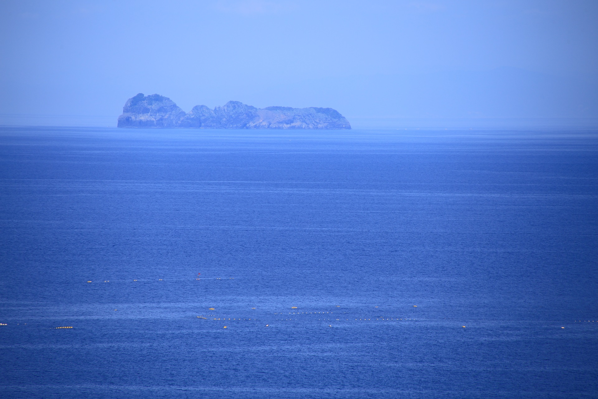 釣鐘島（北）と棒島（南）からなる二つの島からなる無人島の沓島