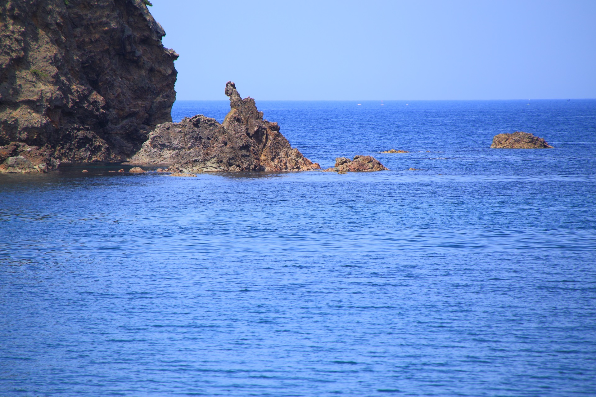 のろせ海岸の長い年月をかけて波に削られた険しく尖った岩