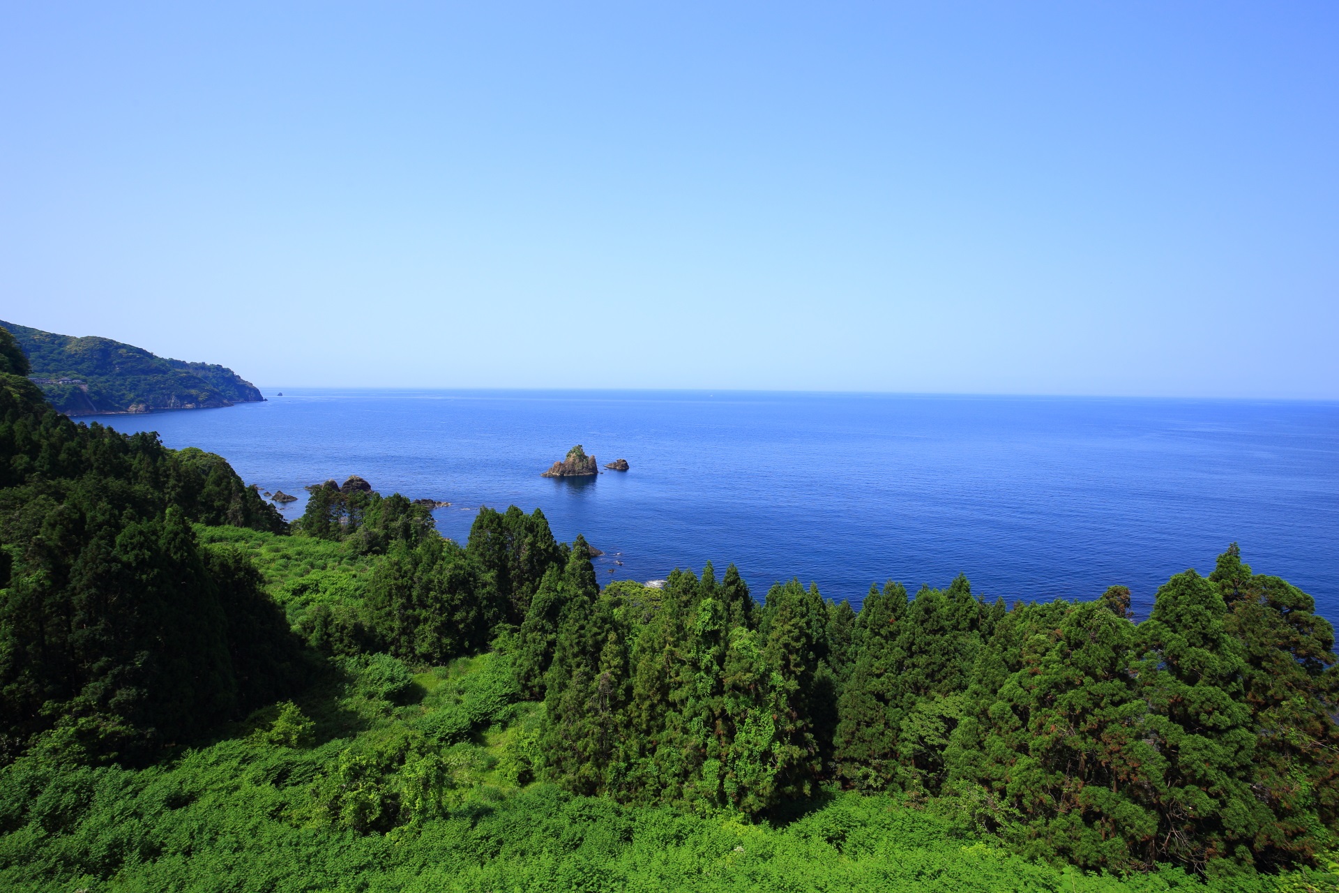 のろせ海岸　緑と岩につつまれた新井崎の青い海