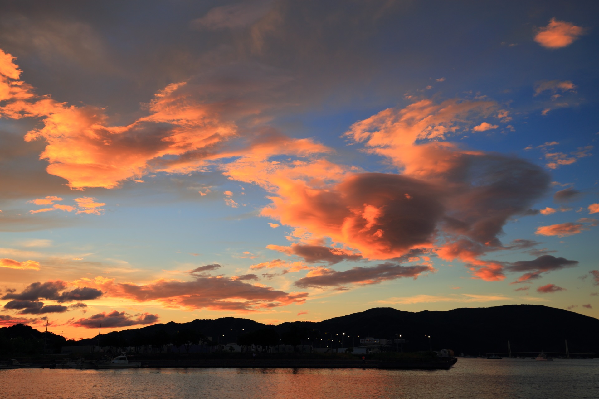 舞鶴港 夕焼け 黄昏時の舞鶴湾の幻想的な空と海 京都もよう Kyoto Moyou