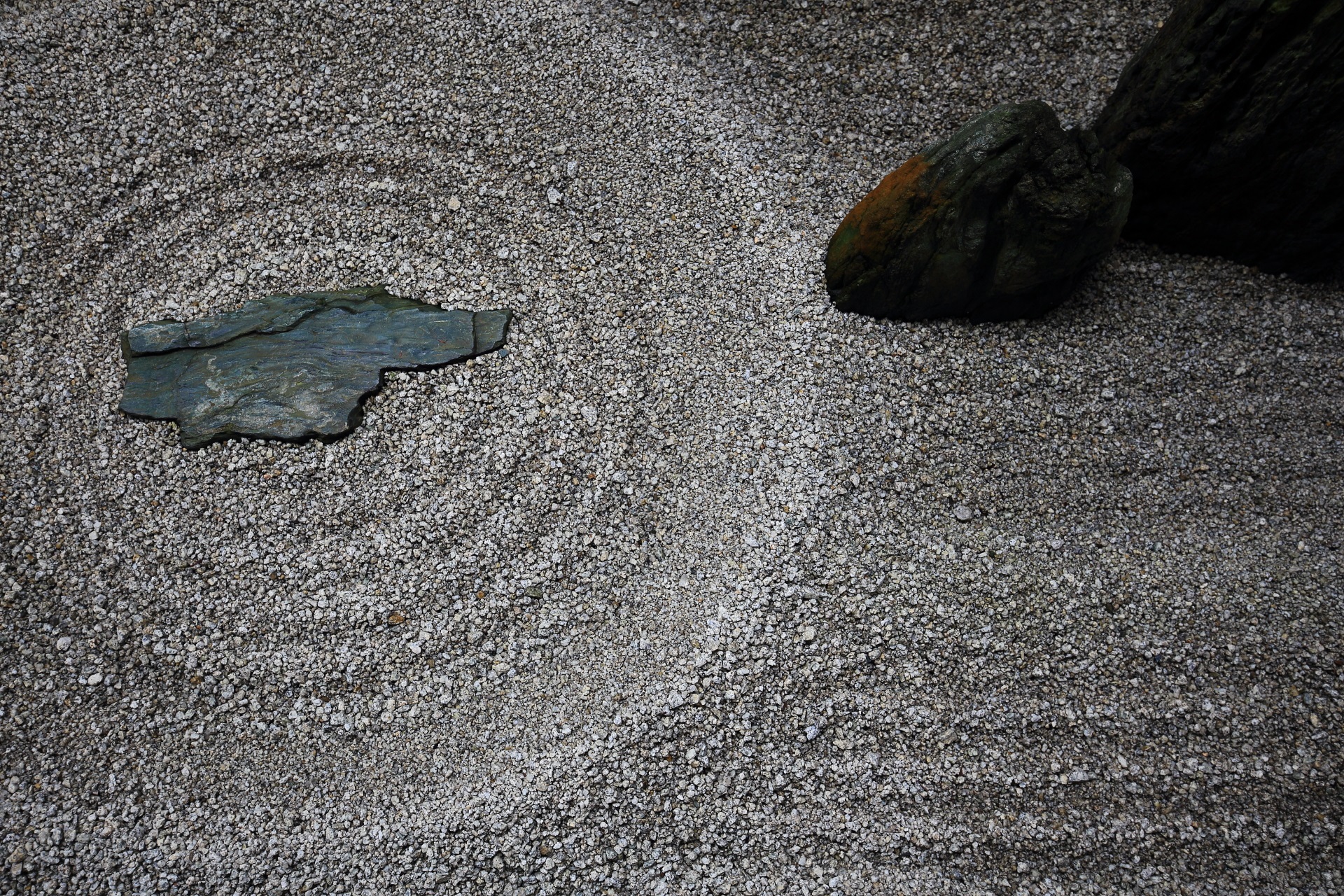波紋は水が滴り落ちる様を表現している龍源院の東滴壺